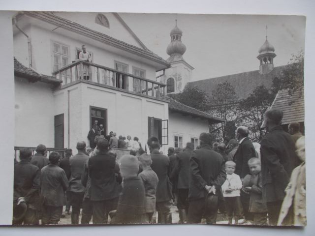 4-ks-j-szewczyk-na-balkonie-plebanii-1932-jak-zmniejszyc-fotke_pl