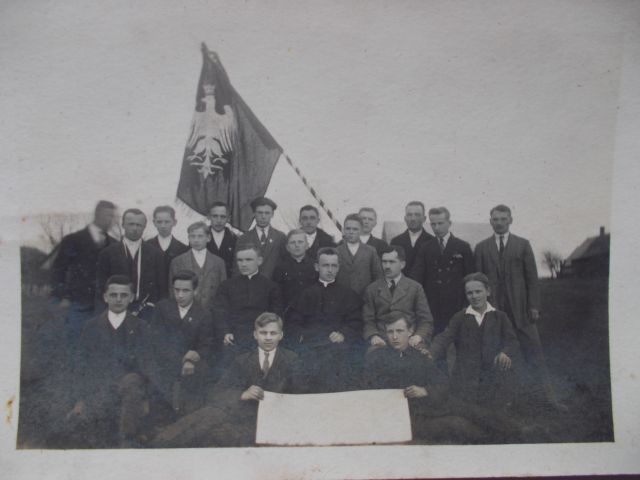 7-katolickie-stowarzyszenie-mlodziezy-meskiej-tymbark-1926-jak-zmniejszyc-fotke_pl
