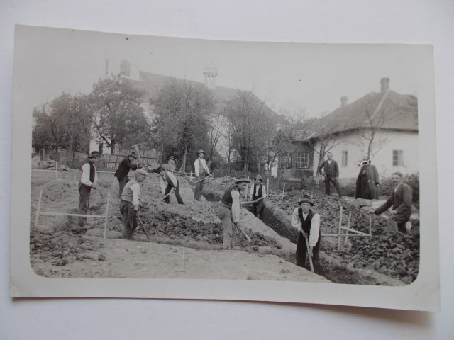 8-budowa-domu-parafialnego-kopanie-fundamentow-jak-zmniejszyc-fotke_pl