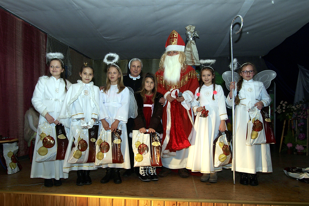 Św.Mikołaj spotkał się z grzecznymi dziećmi w Parafialnym Centrum Kultury