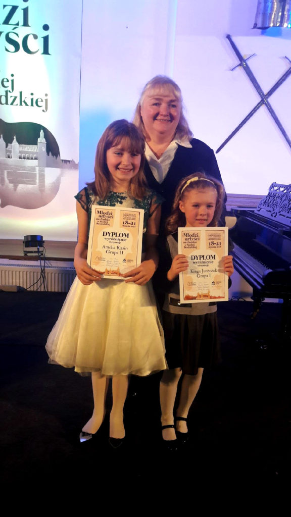 Kinga Juszczak oraz Amelia Rusin z kompozytorką Ewą Iwan