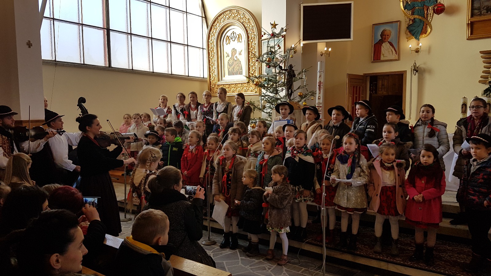 Koncert kolędowy w kościele parafialnym w Podłopieniu
