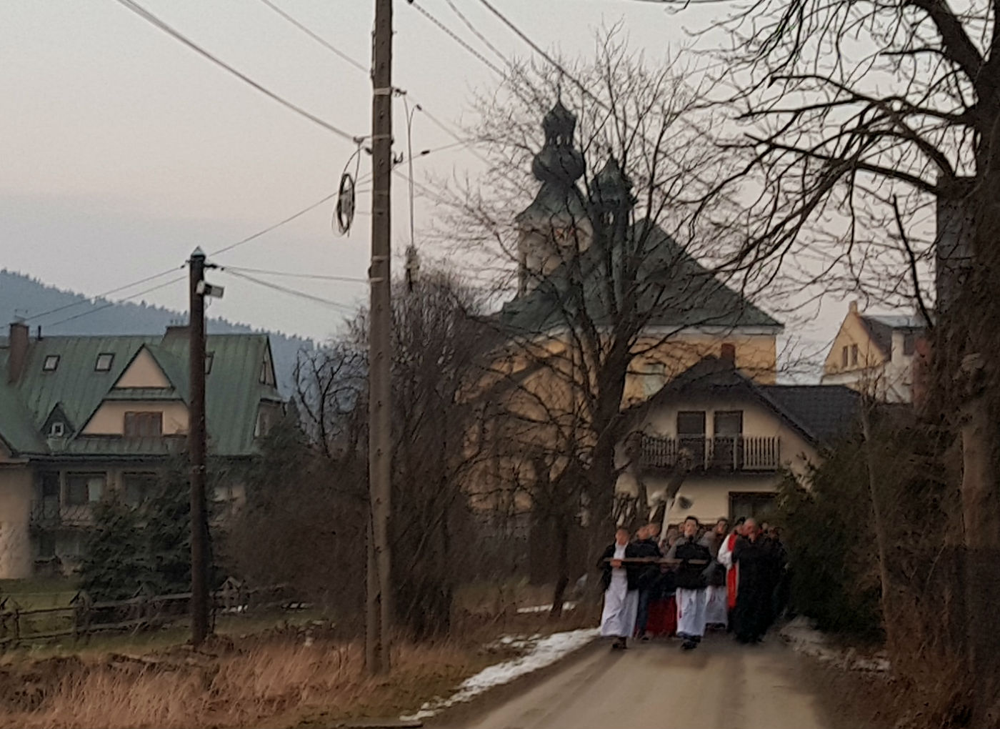 Modlitwa w drodze – Droga Krzyżowa ulicą Kościelną w Tymbarku
