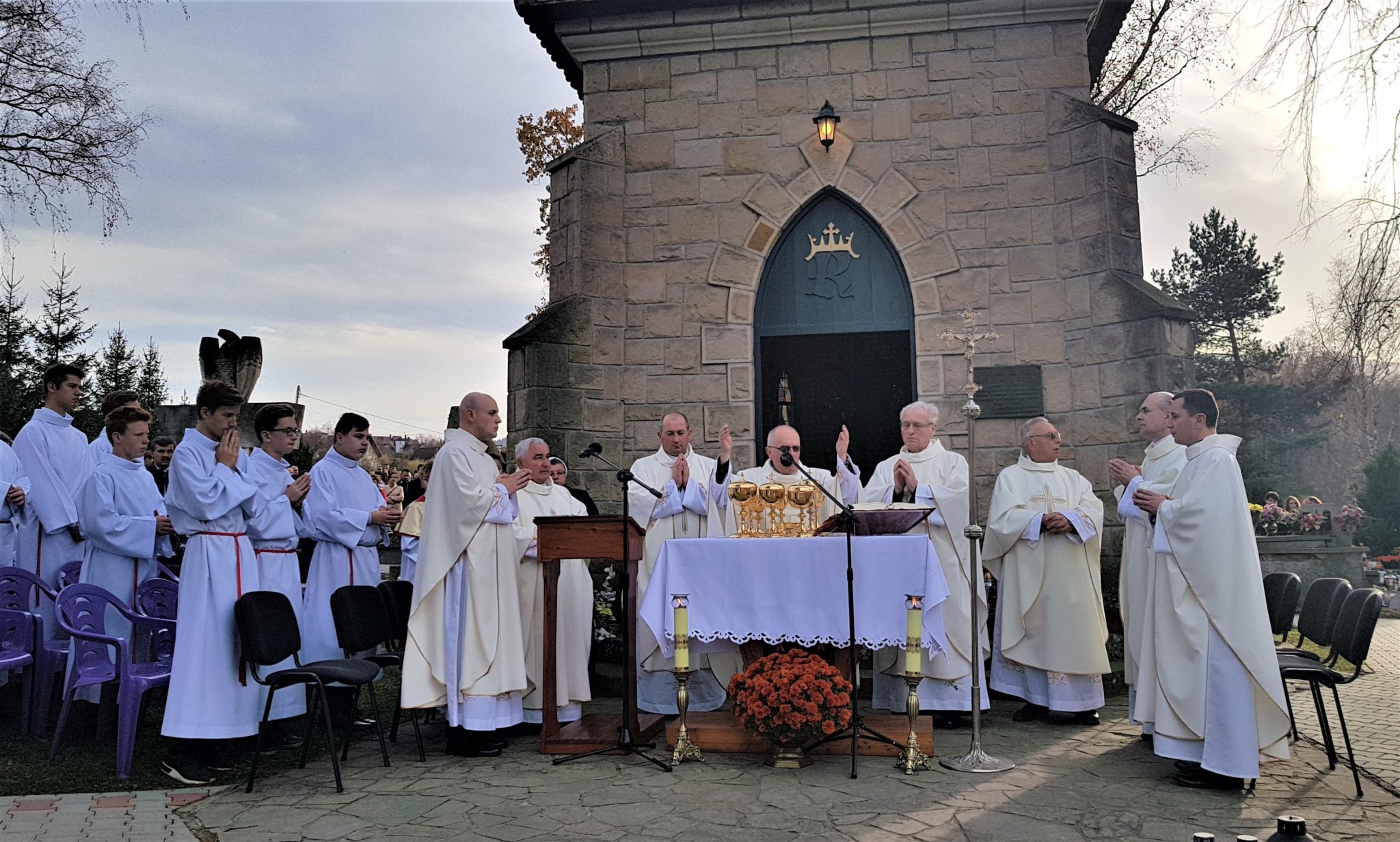 Uroczystość Wszystkich Świętych – Msza święta na cmentarzu parafialnym w Tymbarku
