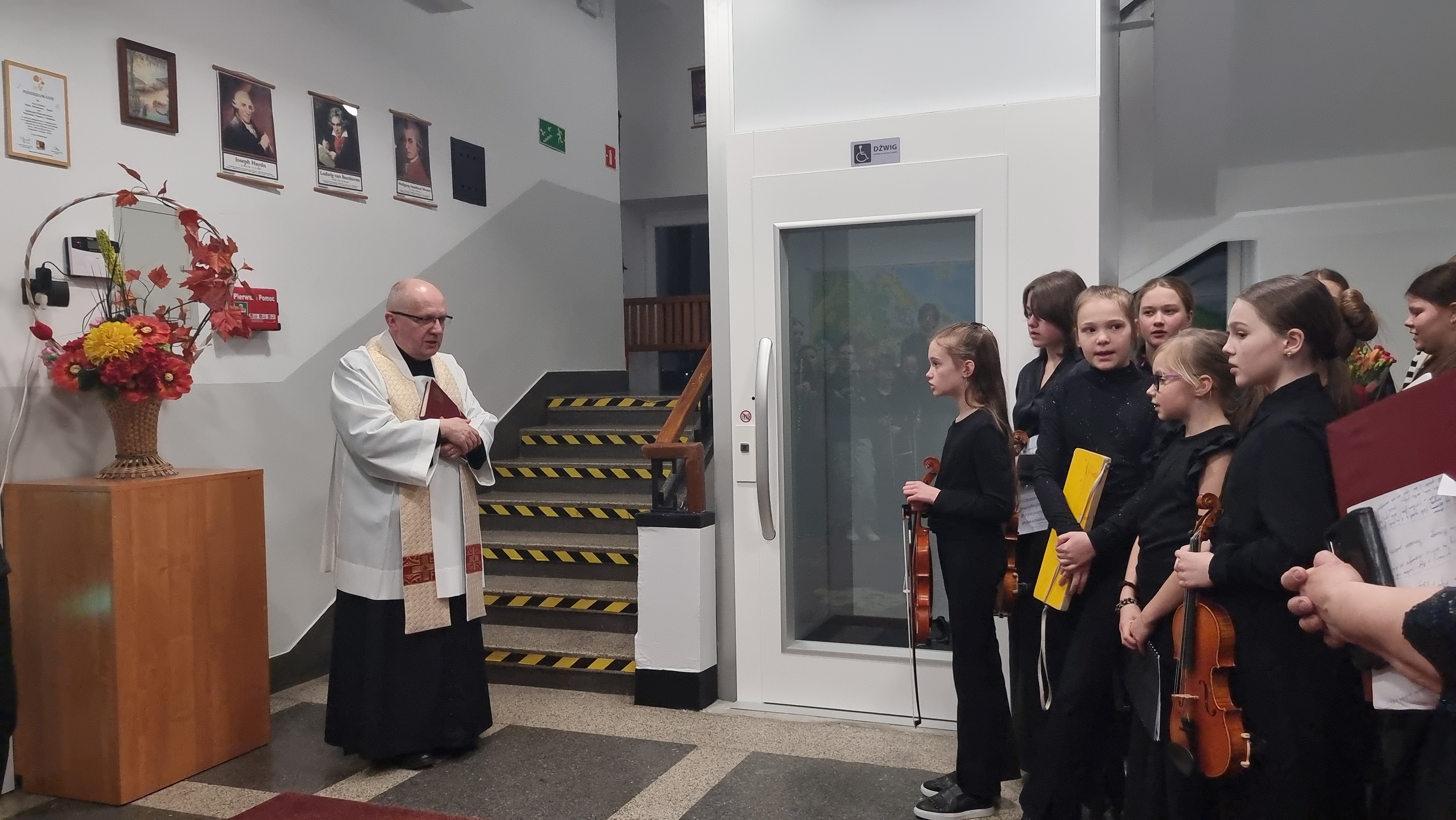 Modlitwa o bezpieczne korzystanie z nowo zamontowanej windy osobowej w Szkole Muzycznej w Tymbarku