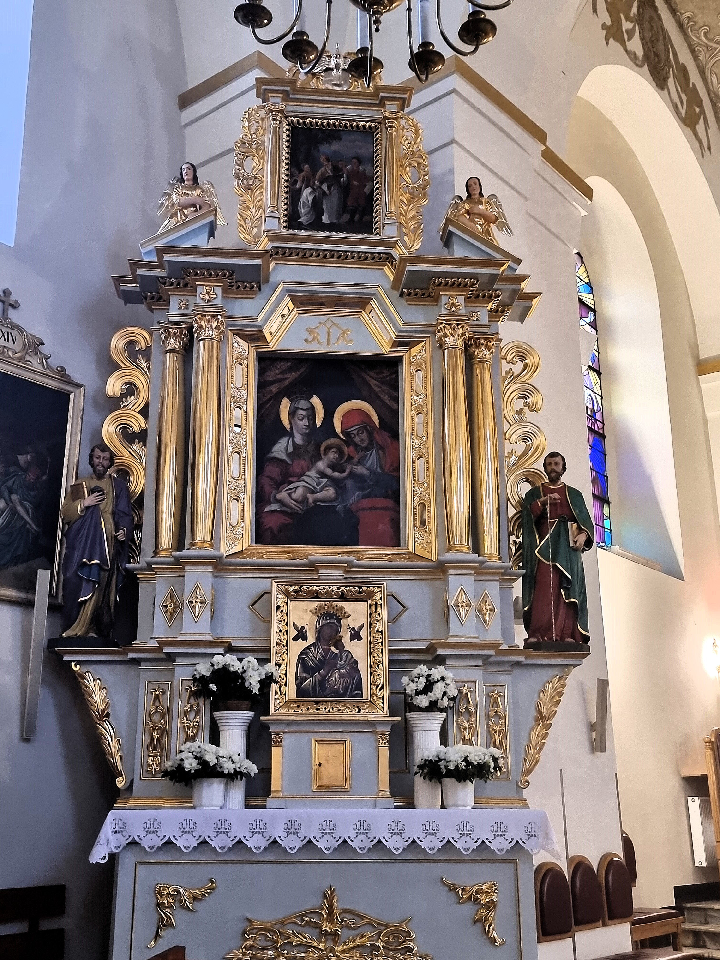 Obraz Matki Bożej Łaskawej oraz figury świętych powróciły po renowacji na boczny ołtarz
