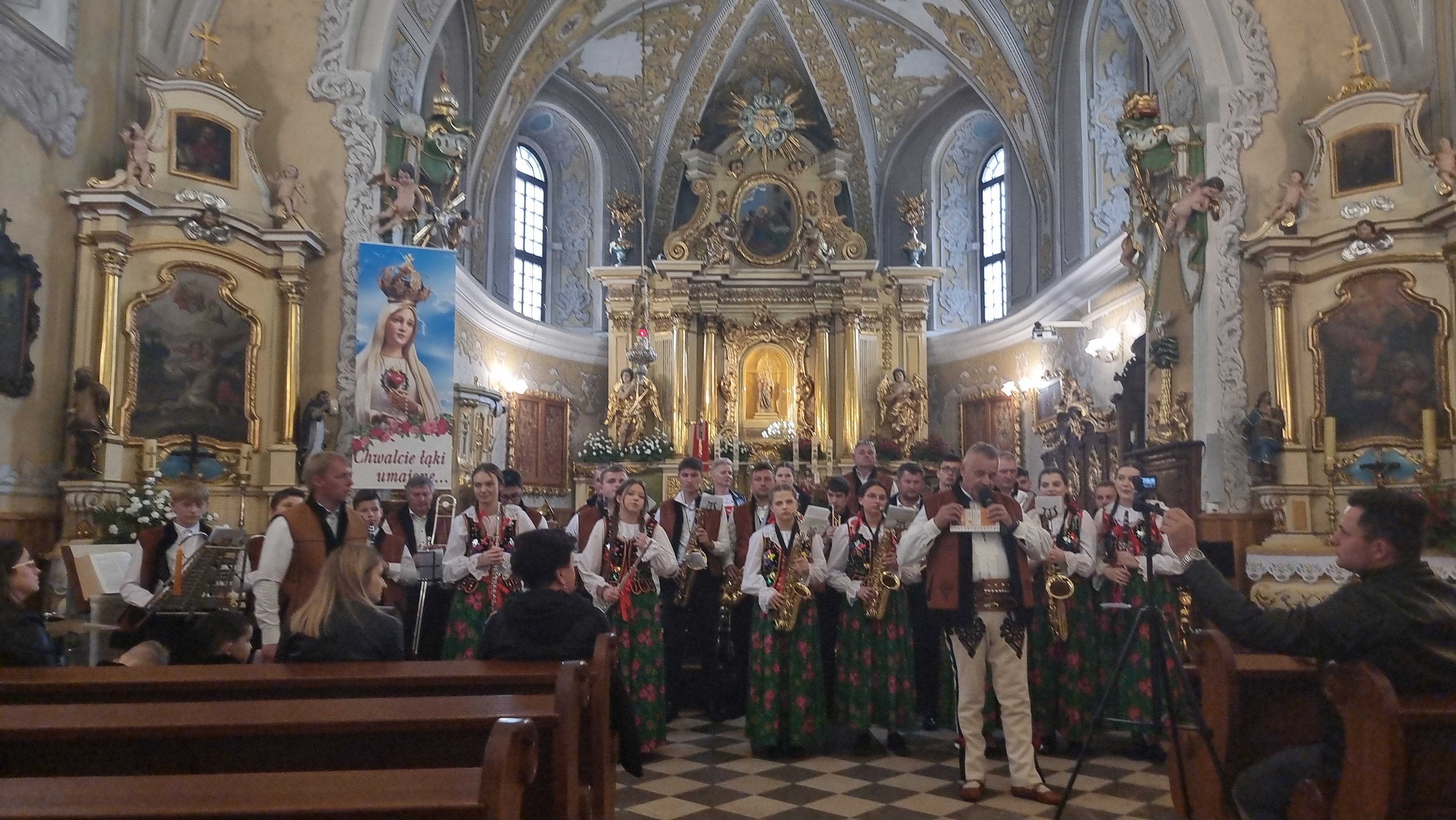 Koncert Pieśni Maryjnych w wykonaniu Tymbarskiego Tonu w Sanktuarium Matki Bożej Leśniowskiej Patronki Rodzin w Leśniowie