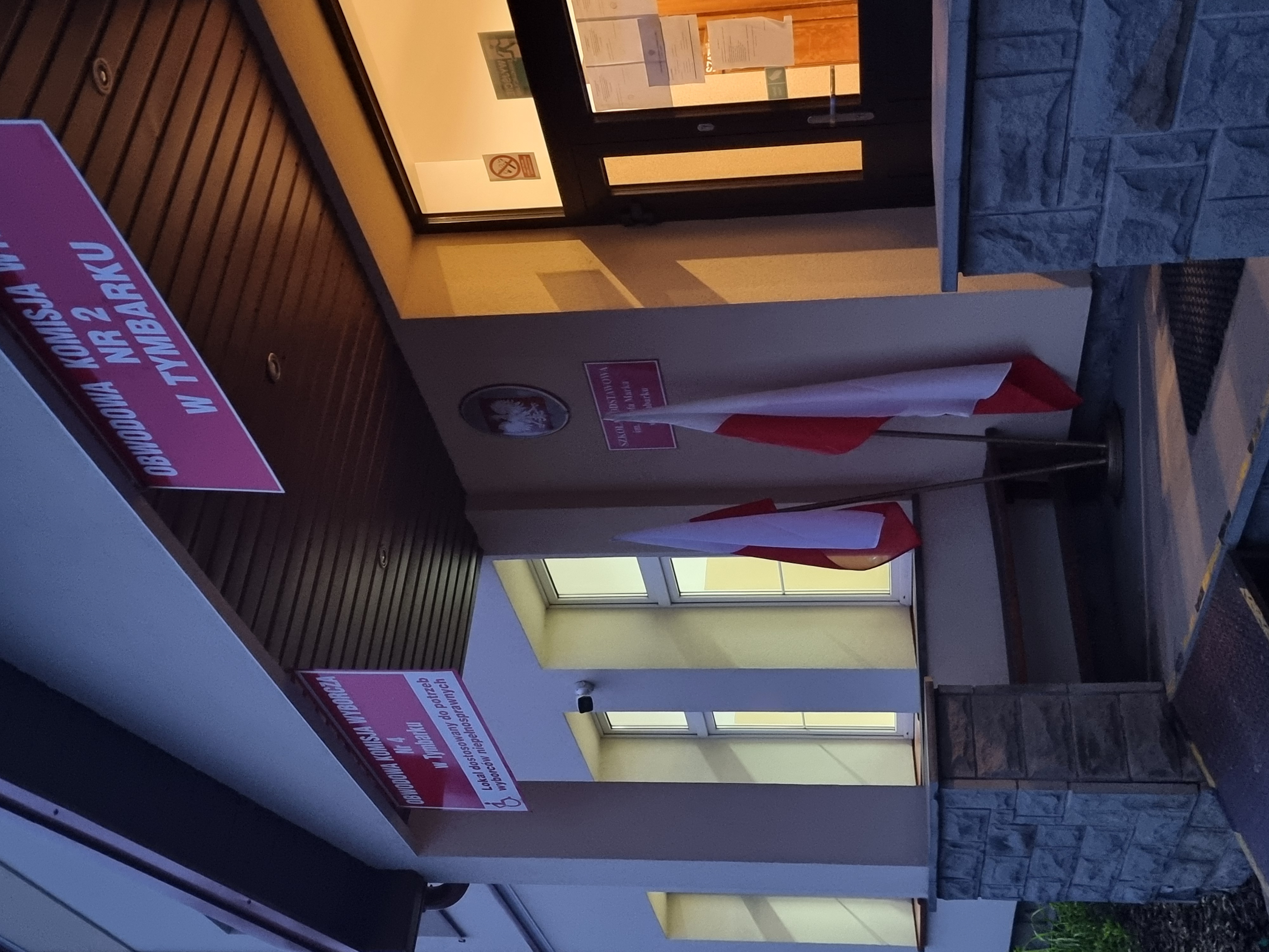 „Tymbarskie” urny wyborcze na kilka minut przed zamknięciem lokali wyborczych