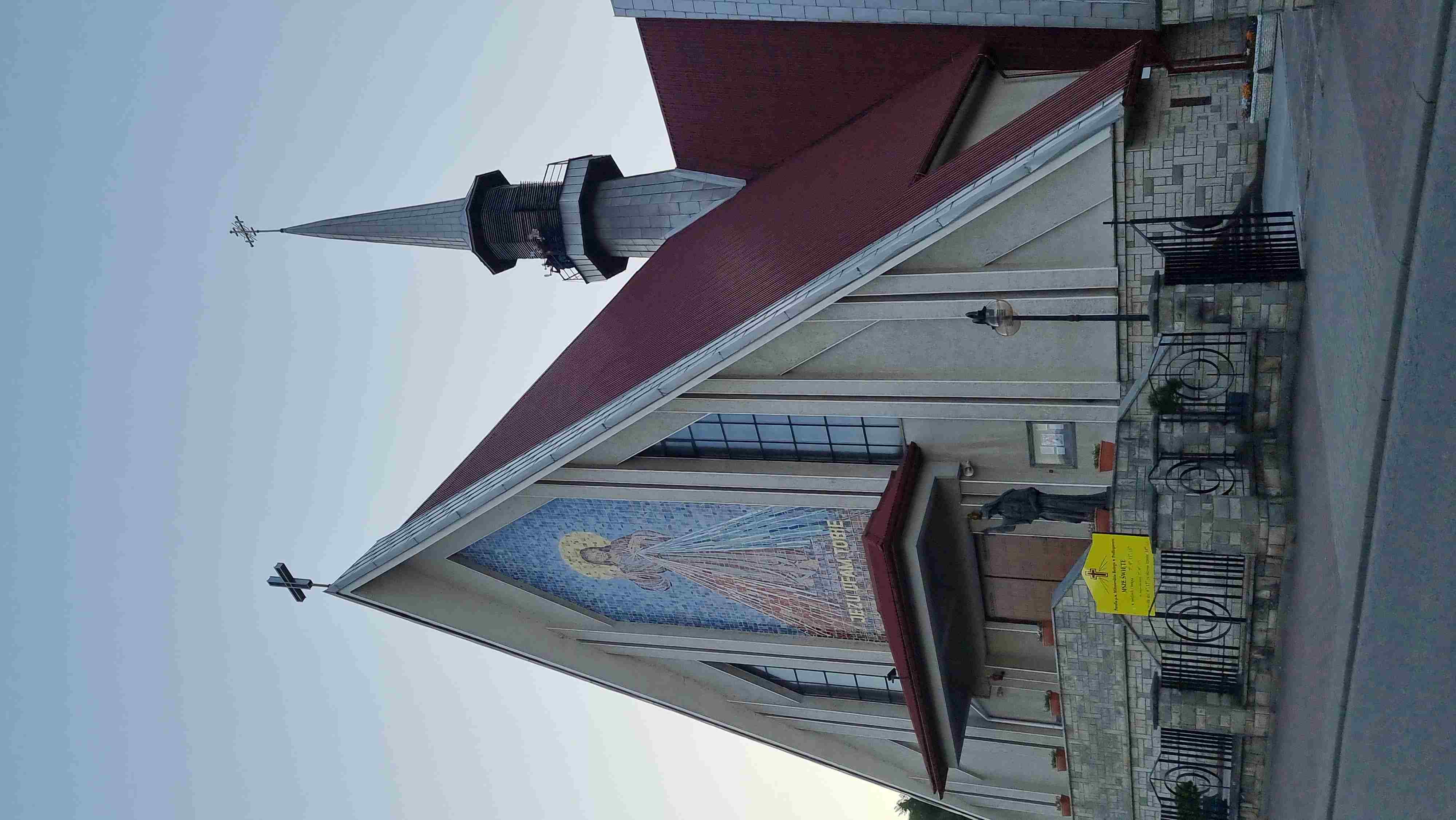 Muzycy w Tymbarskiego Tonu zagrali pieśni Maryjne z wieży kościoła w Podłopieniu