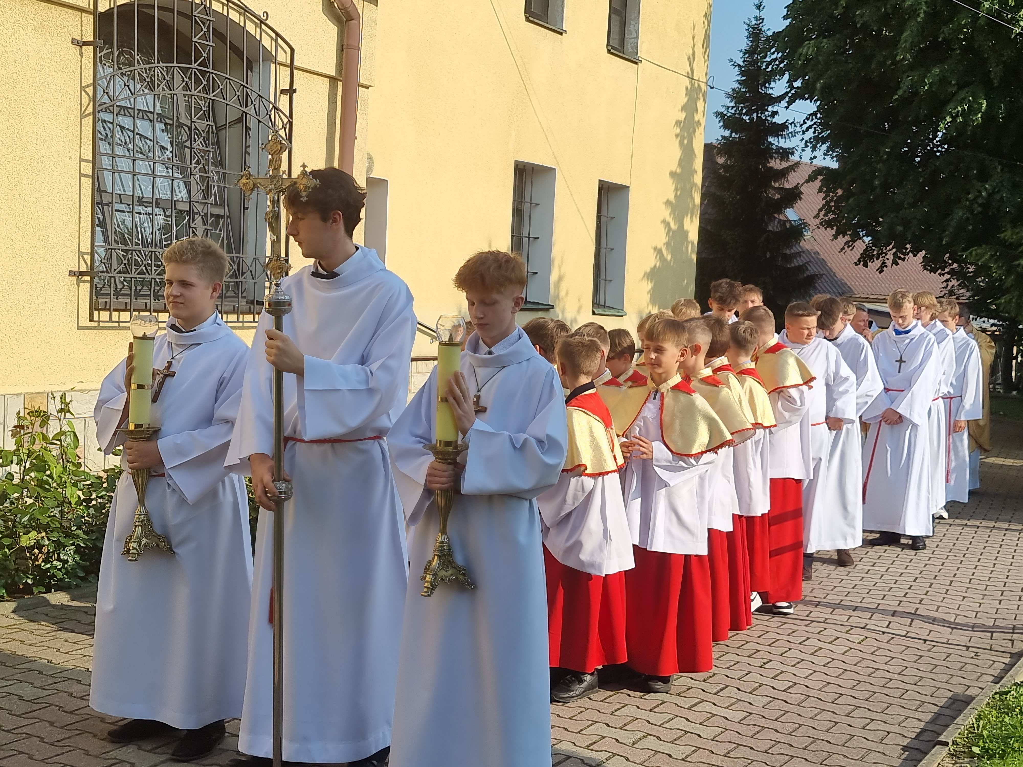 Młodzież z Parafii Tymbark oraz Parafii Podłopień przyjęła Sakrament Bierzmowania