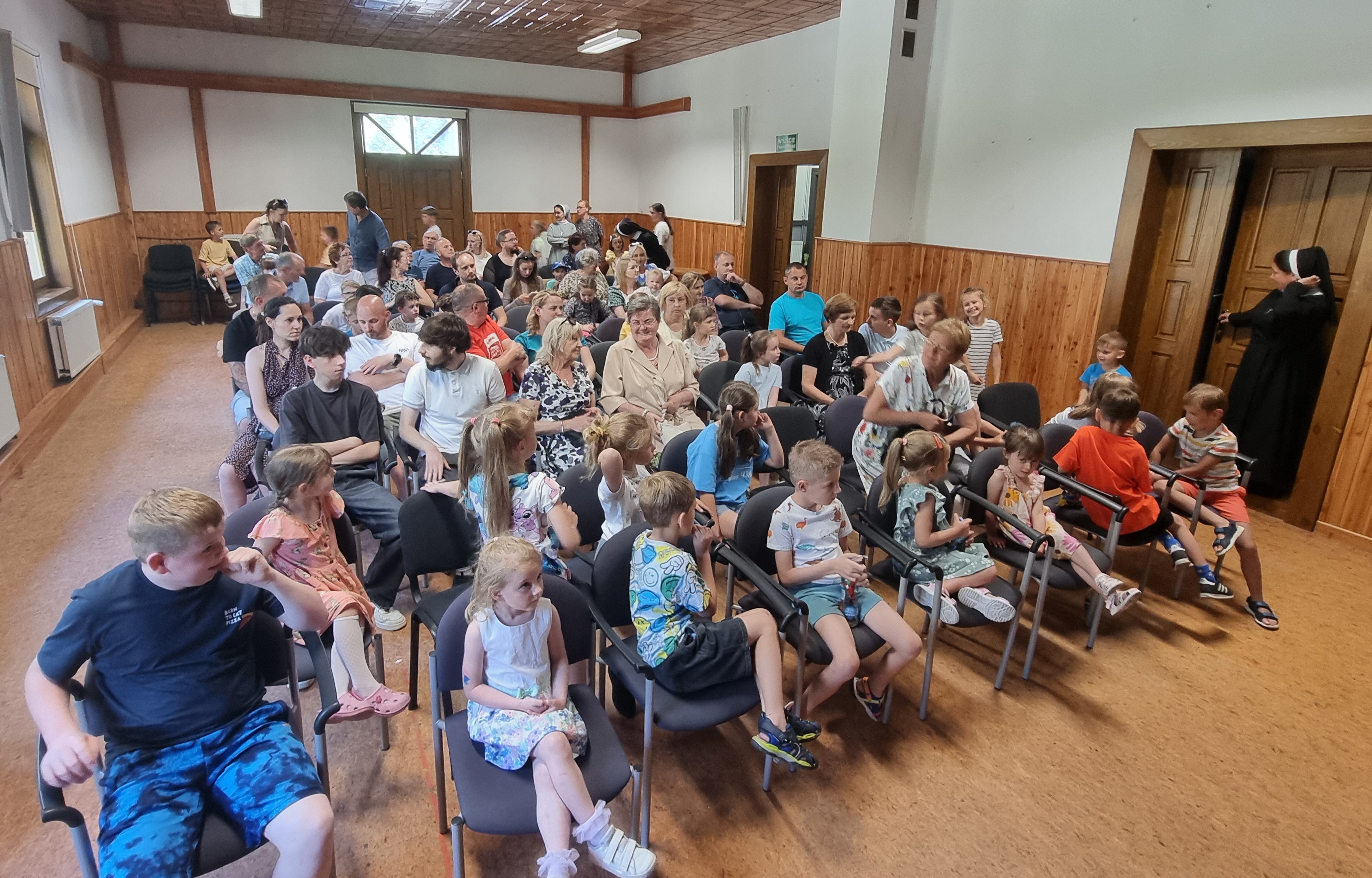 „Śpiąca Królewna i 7 krasnoludków” – przedstawienie przygotowane przez rodziców 6-latków Przedszkola Parafialnego