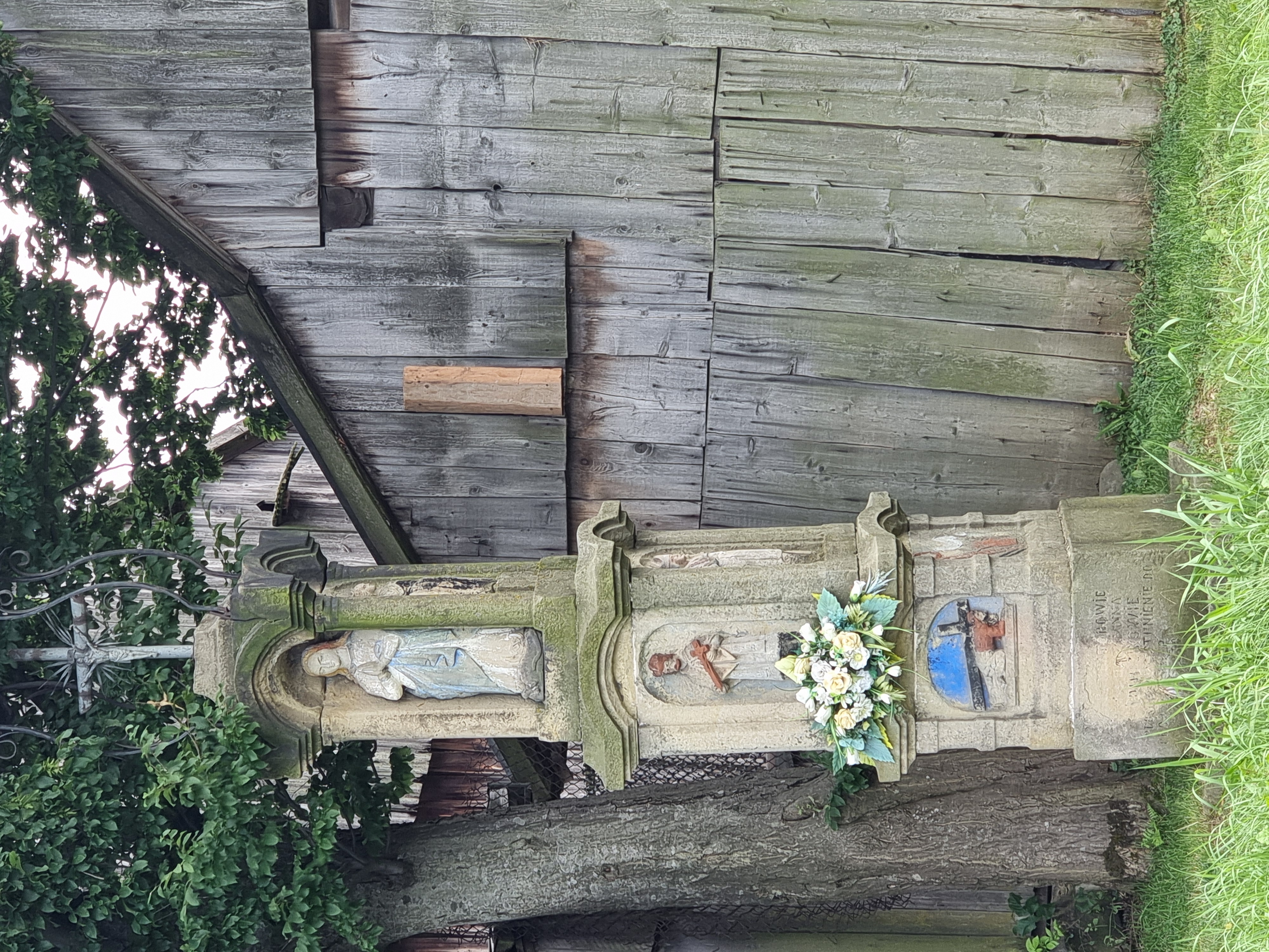 Podłopień – kapliczka przy krajówce (z 1888 (?) roku)