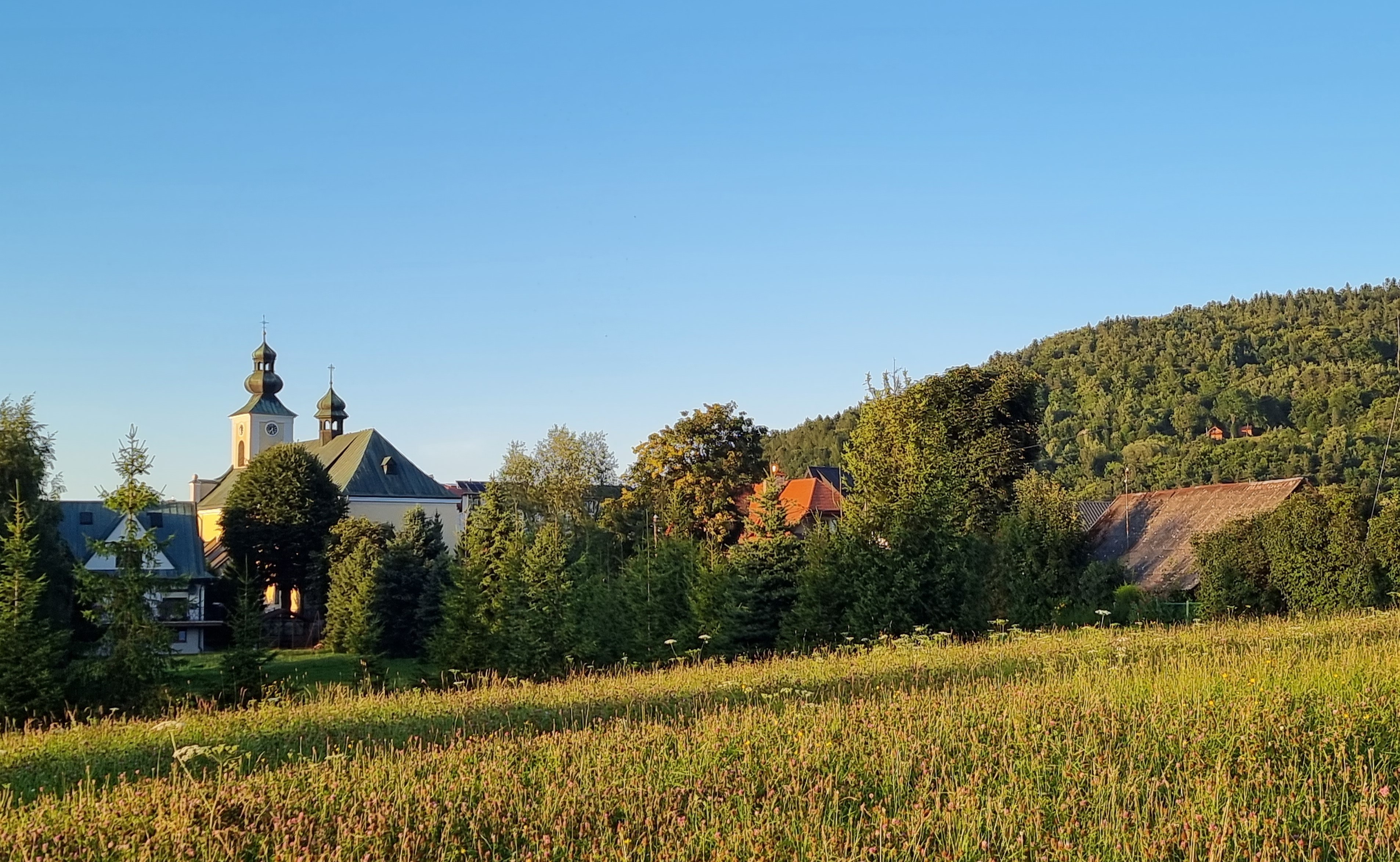 W słoneczne, letnie, późne popołudnie