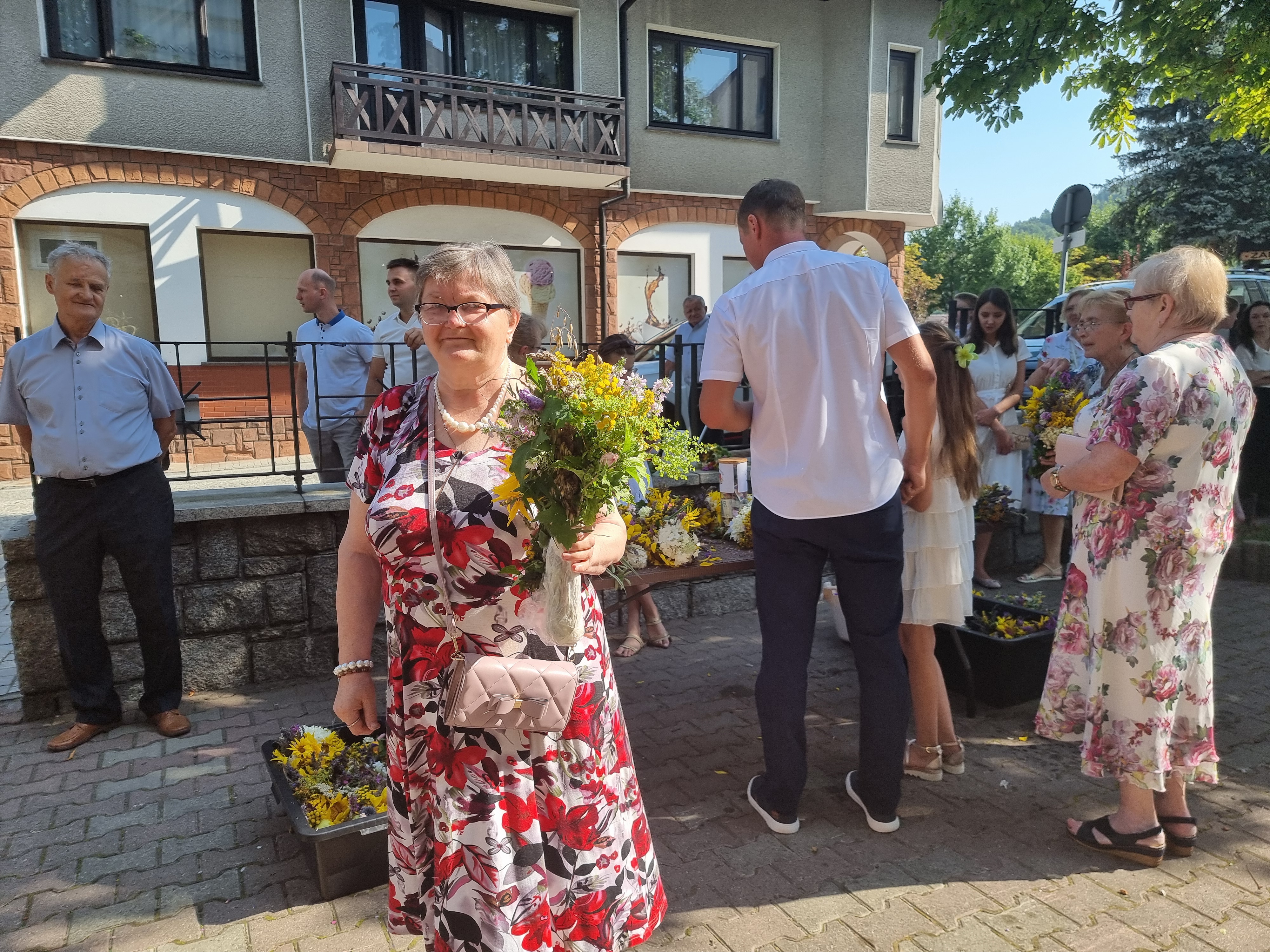 Matki Bożej Zielnej; tradycja przynoszenia do świątyni kwiatów i ziół – migawki