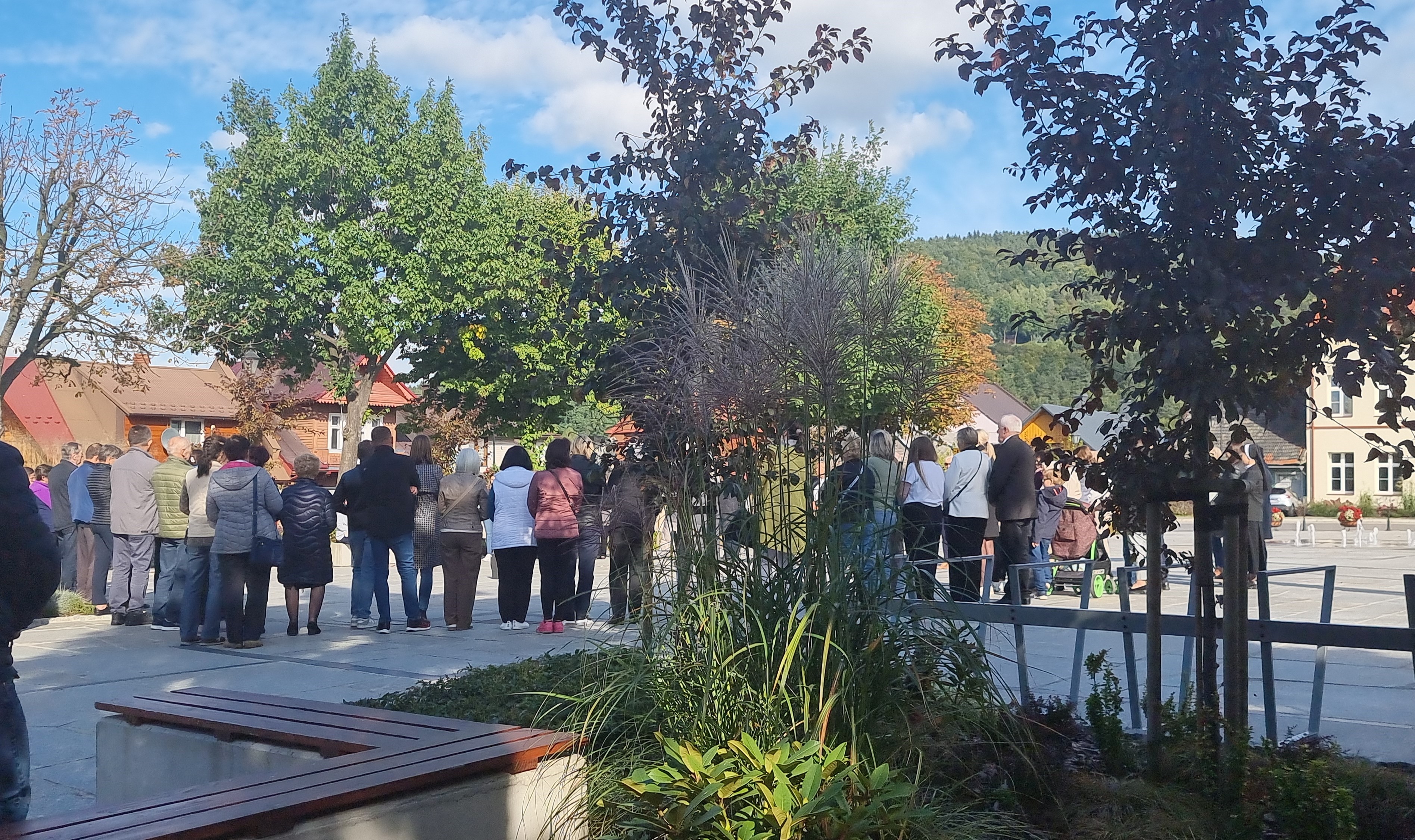 Modlitwa z prośbą o pokój i miłosierdzie dla świata na tymbarskim Rynku