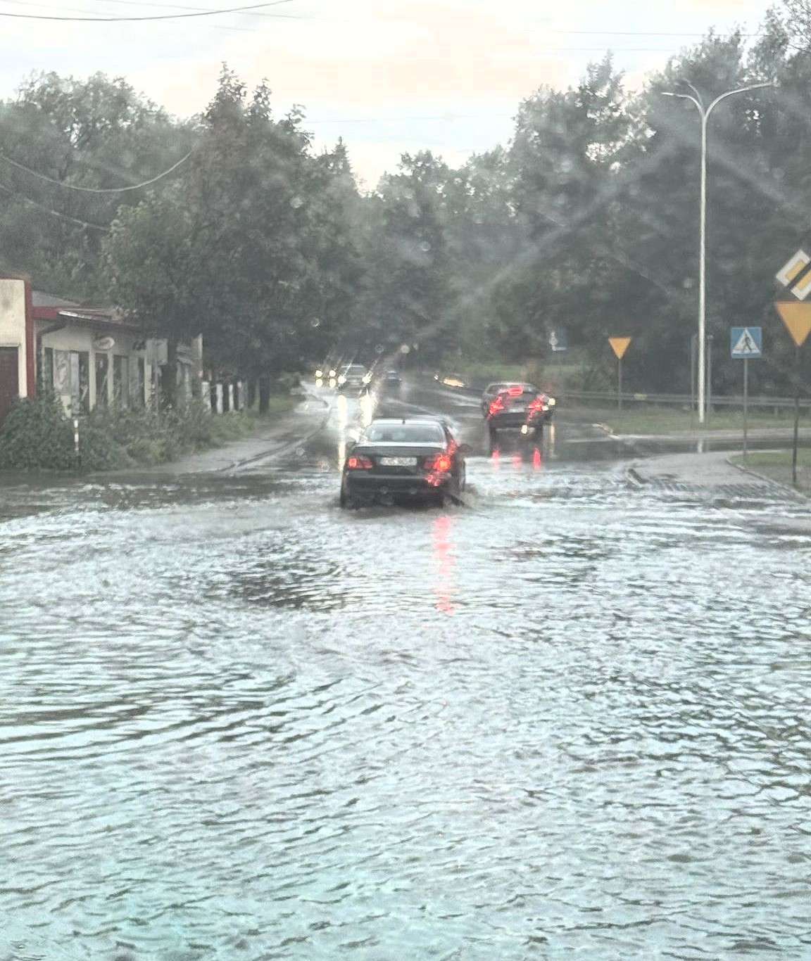 Kilka ujęć z dzisiejszej ulewy nadesłanych przez Czytelnika