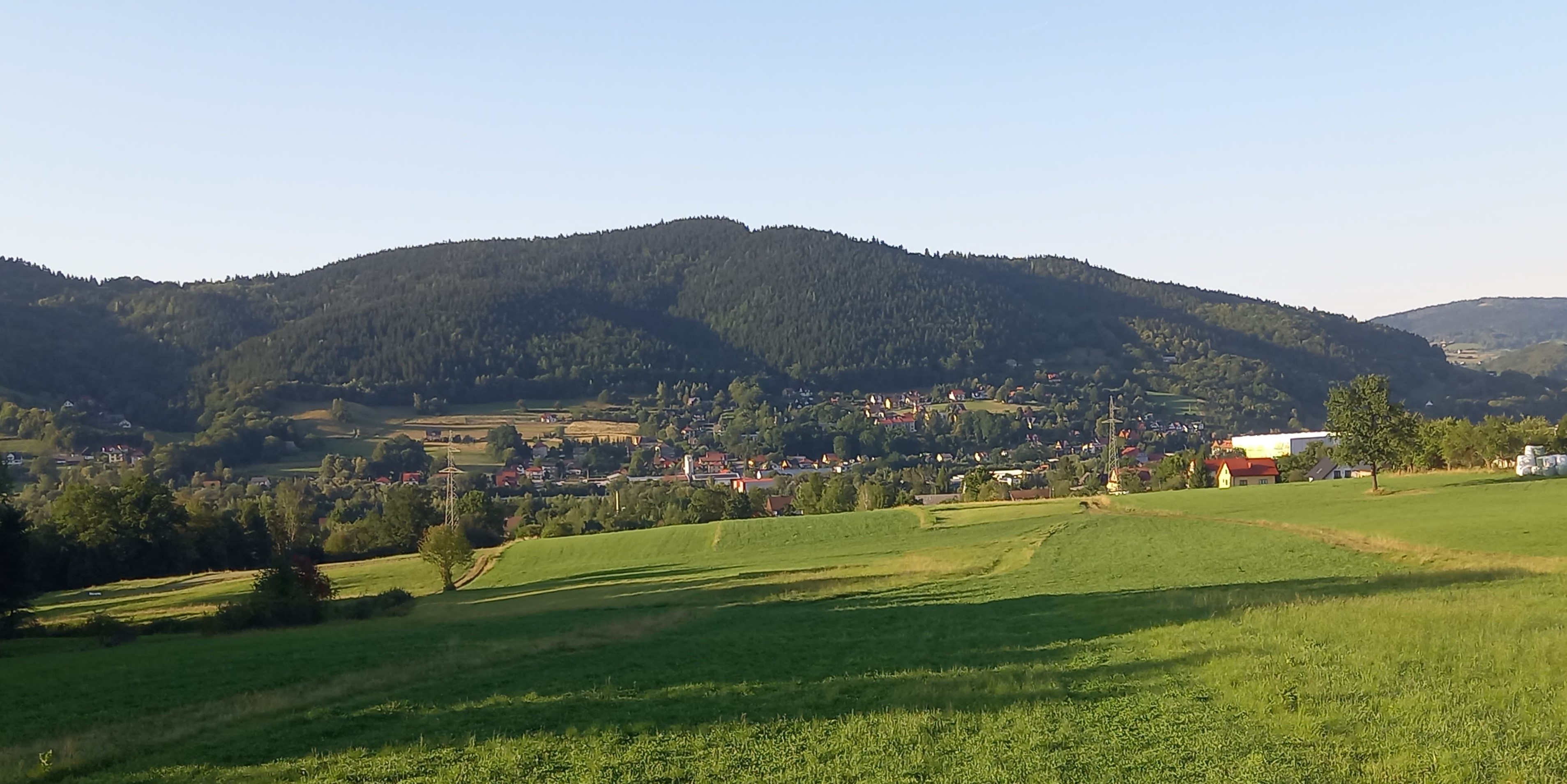 Góra Zęzów widziana od strony Podłopienia