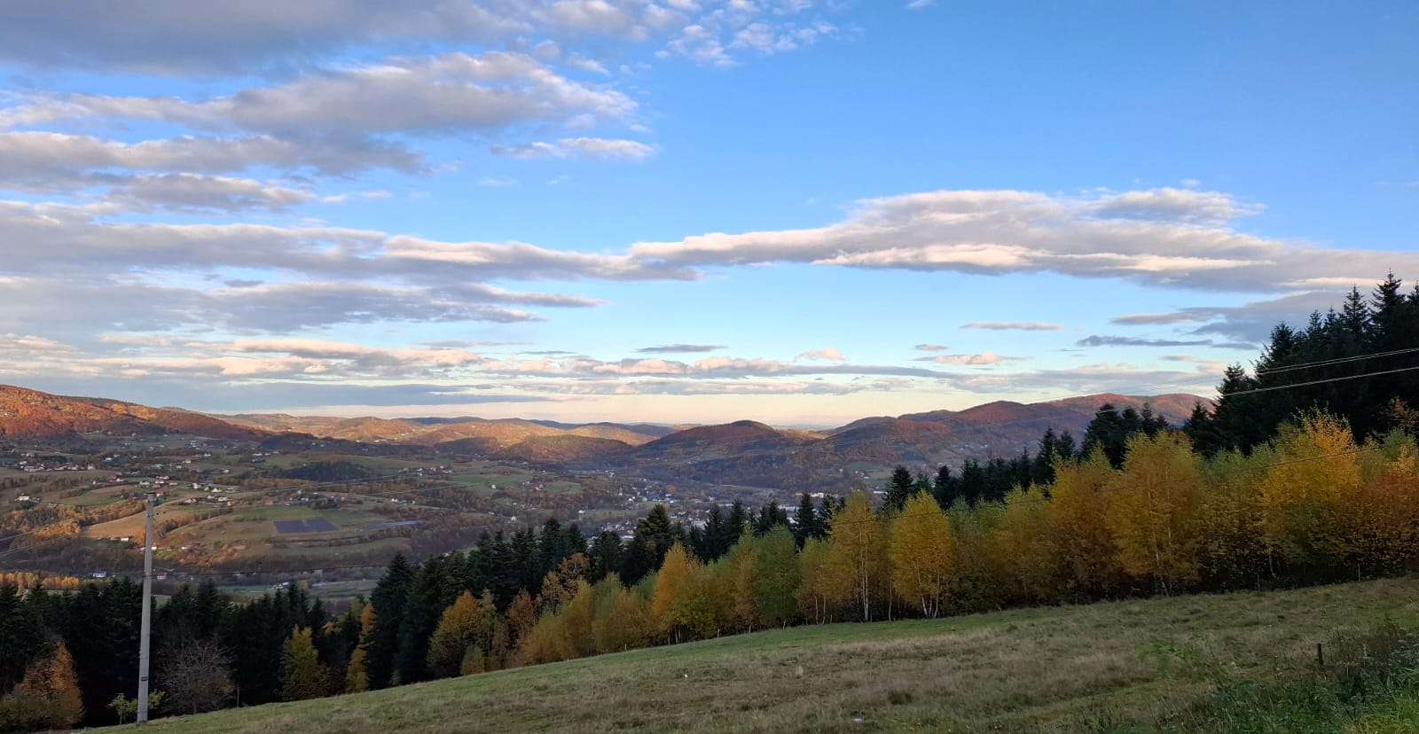 Widoki z góry Paproć w niedzielę późnym popołudniem (część druga)