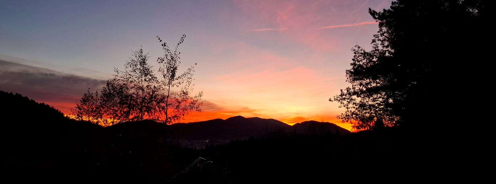 Wschód słońca w ostatni dzień października 2025 – widok z Piekiełka na pasmo Łososińskie, z prawej Łysa Góra w Limanowej