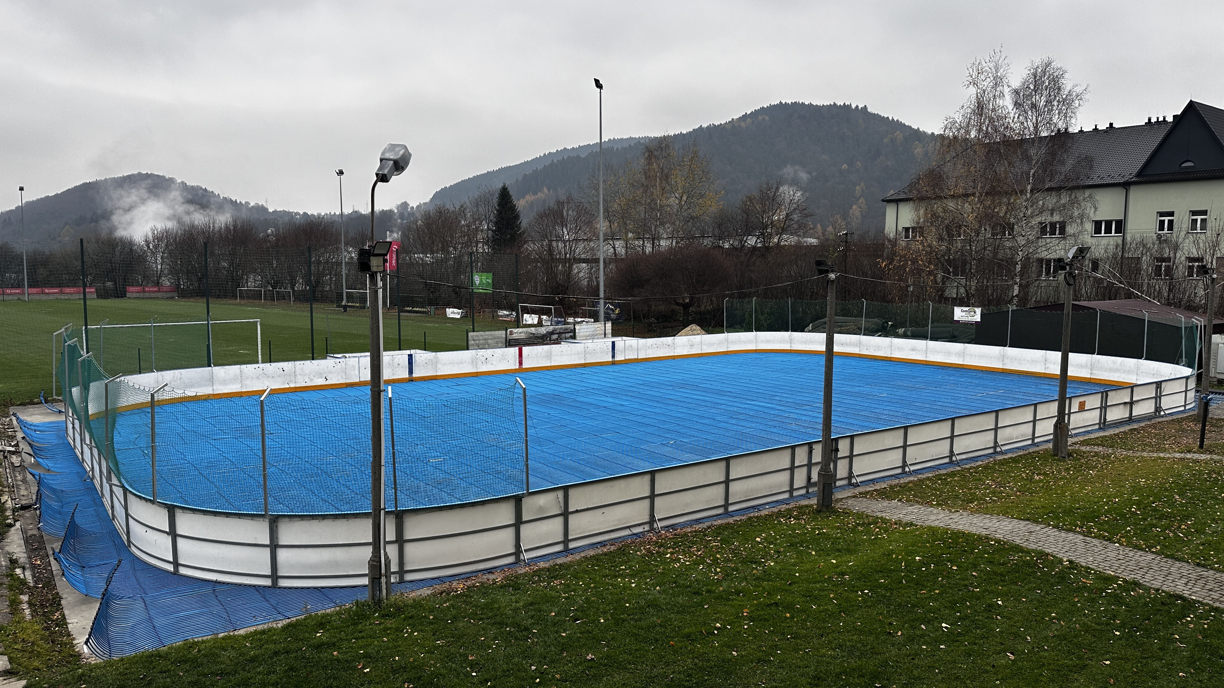 Tymbarskie lodowisko prawie gotowe, czeka na prognozowane ujemne temperatury