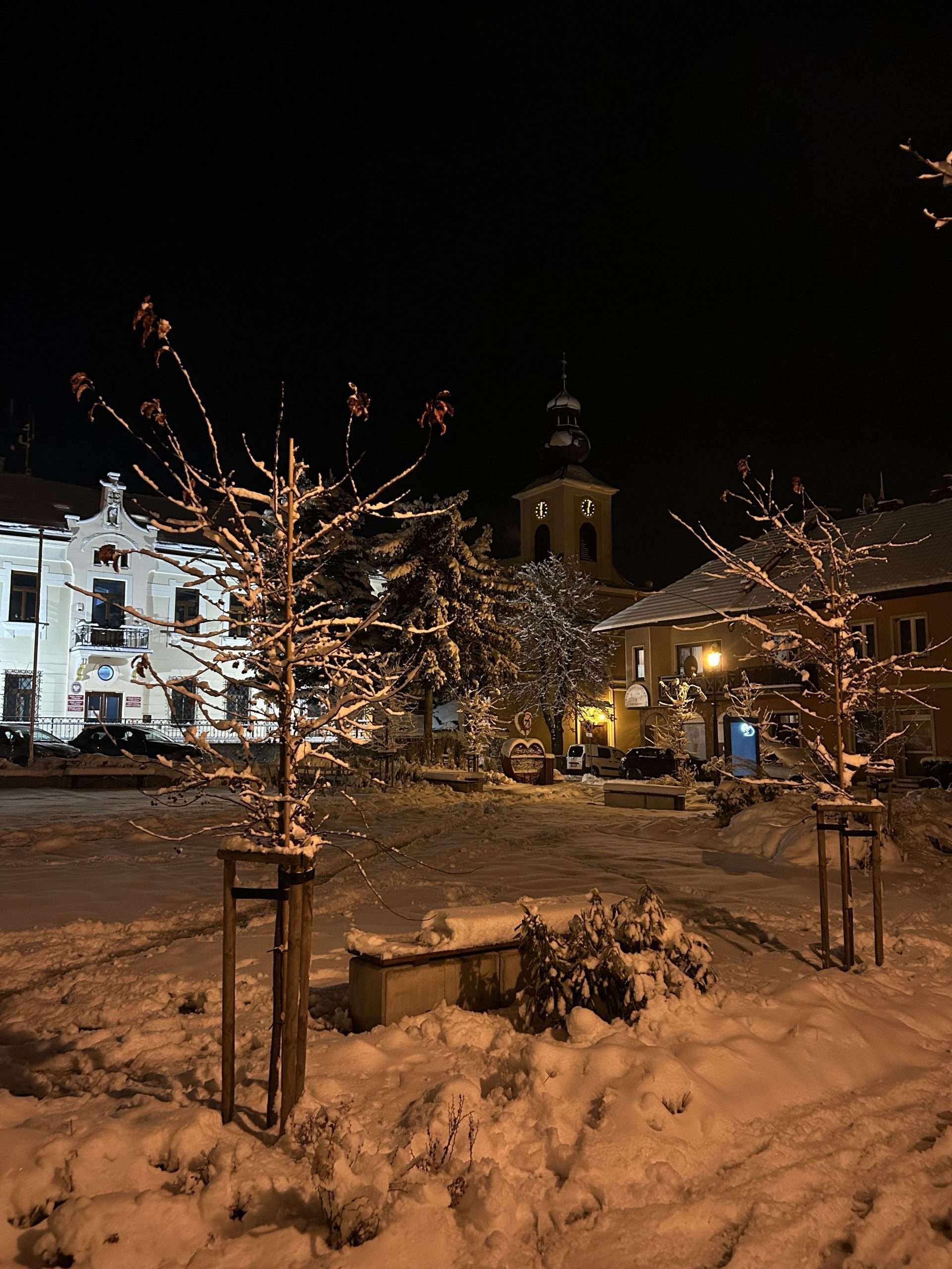 Wieczorne zdjęcia ośnieżonego Tymbarku