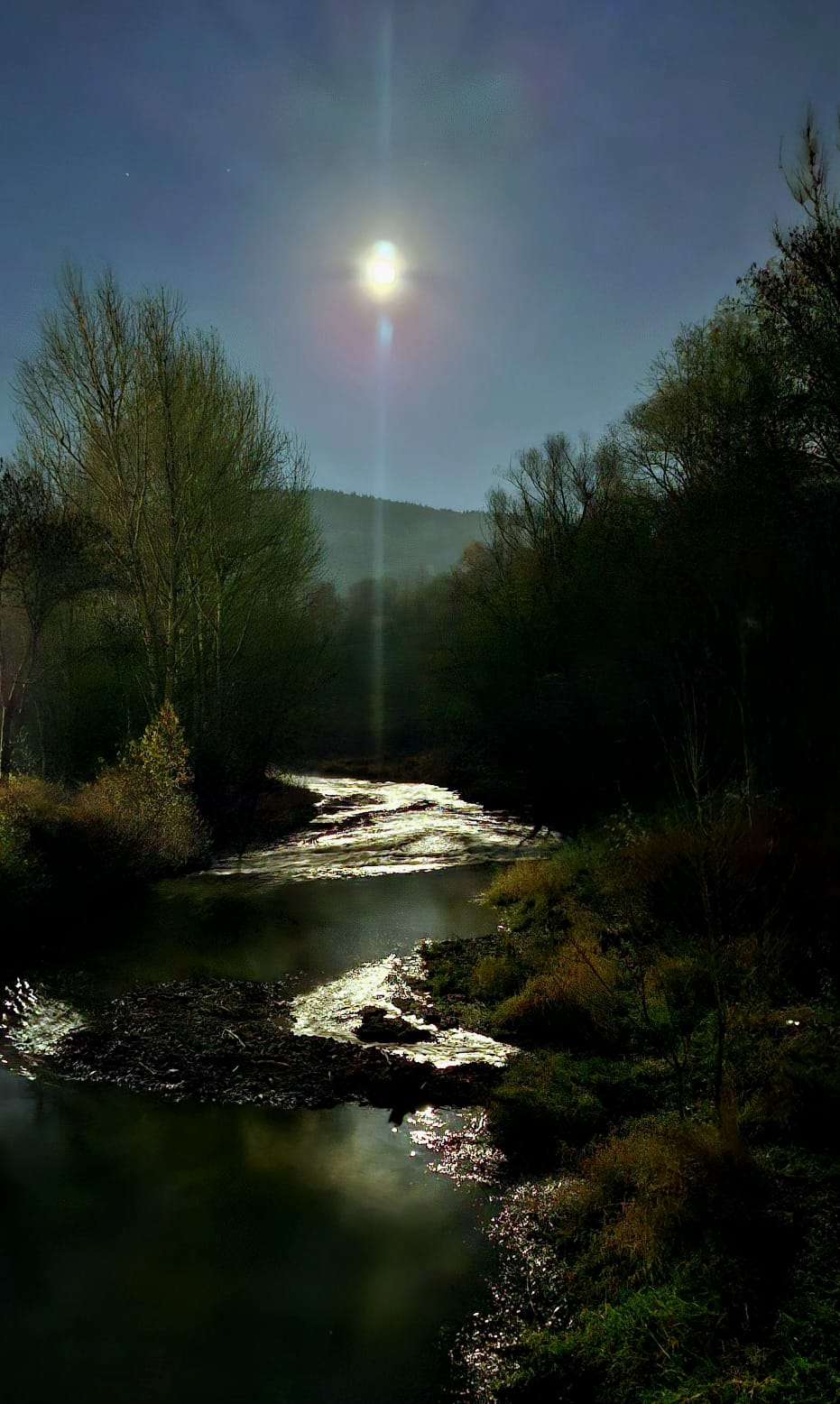 Tymbark, 4.11.2025 – Księżyc przegląda się w tafli rzeki Łososiny, a tle góra Paproć