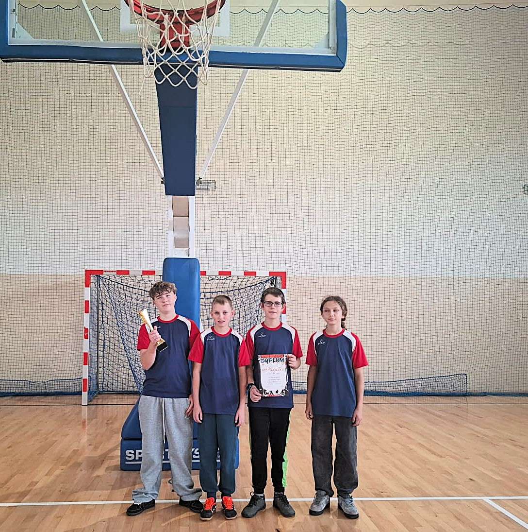 Chłopcy z Niepublicznej Szkoły Podstawowej w Piekiełku na podium w powiatowych zawodach w koszykówce 3×3!