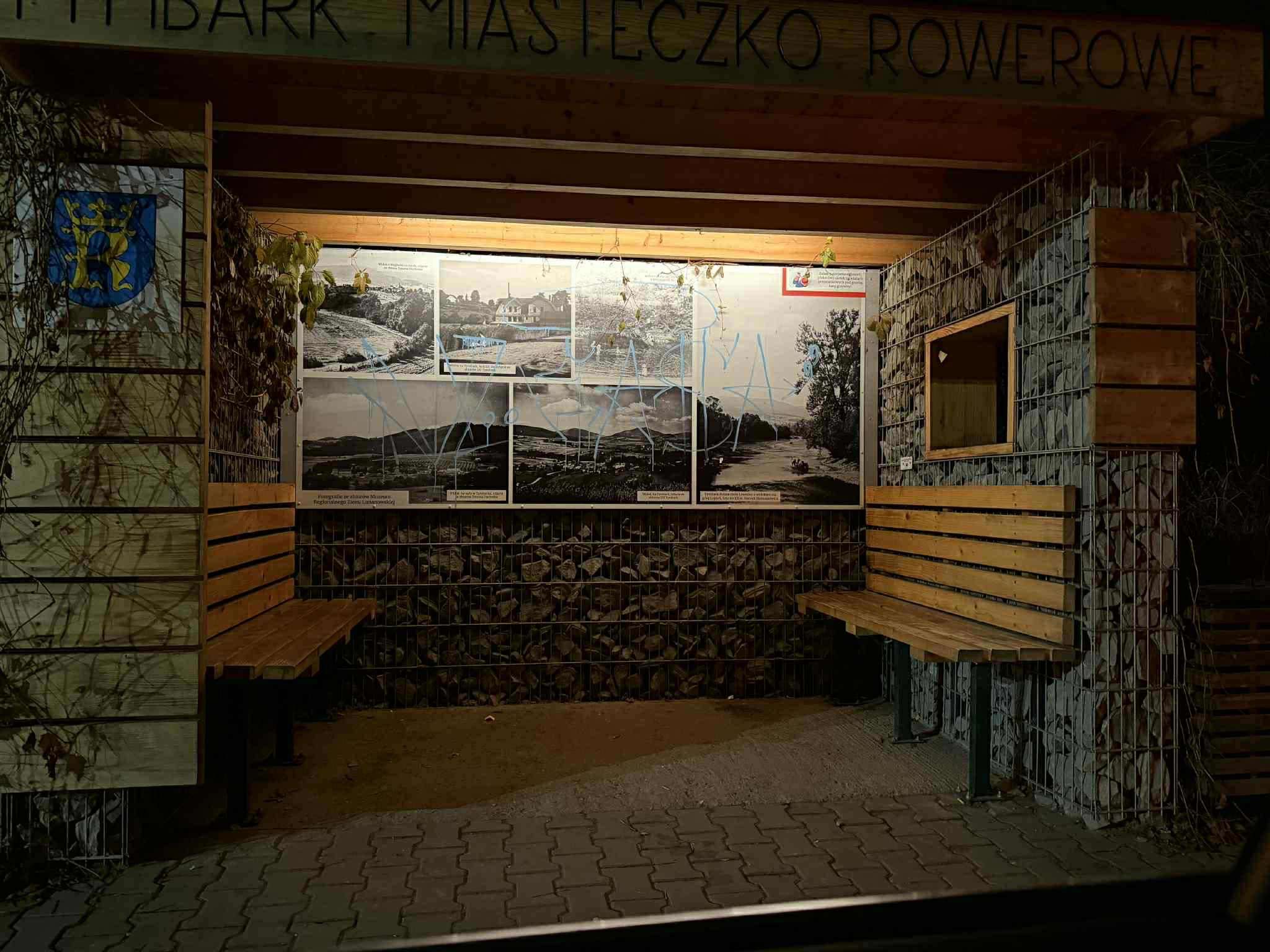 Wandale zniszczyli elementy wystroju tymbarskich przystanków