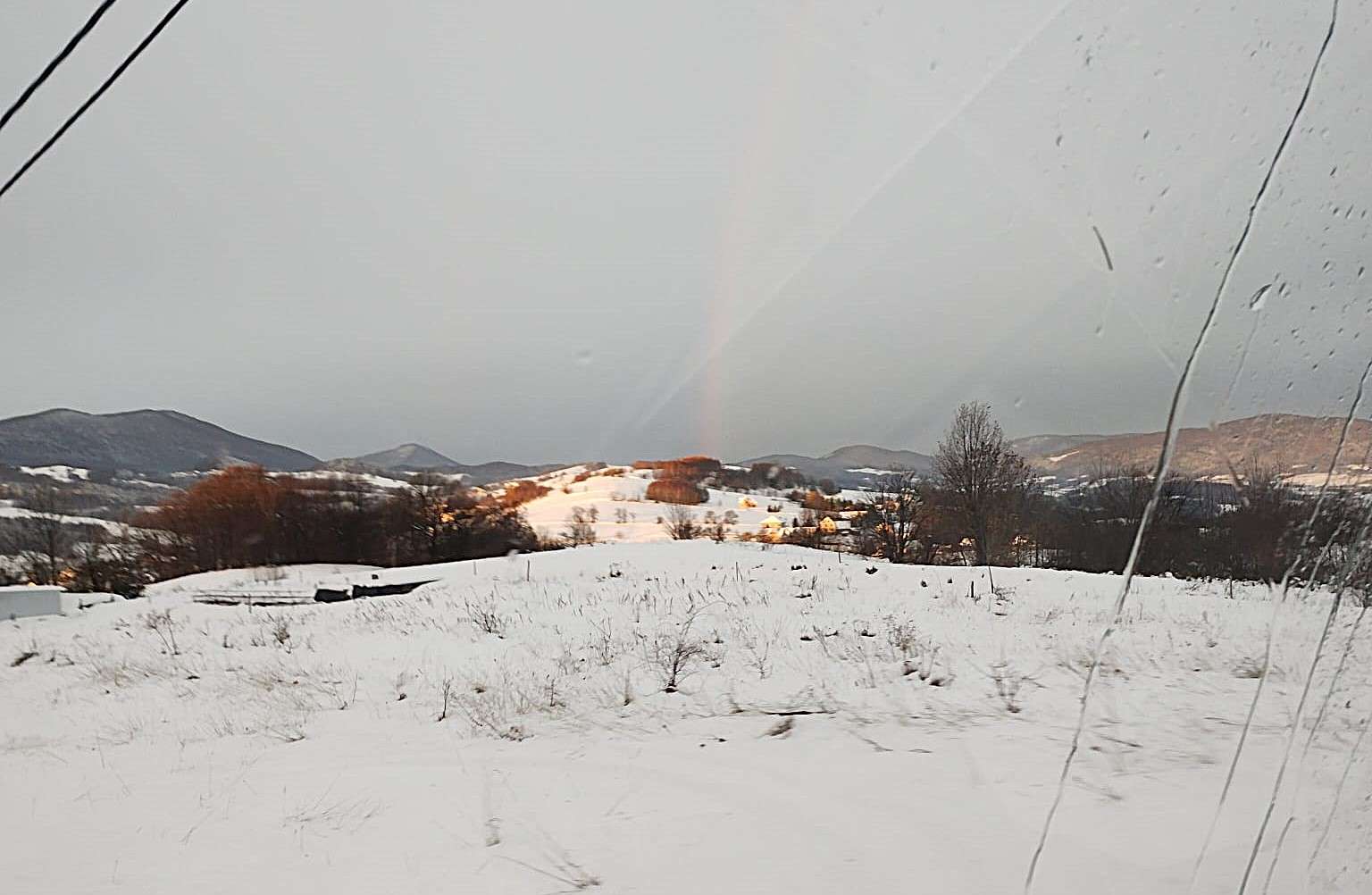 Tęcza o poranku – widok zjeżdżając w stronę Zawadki