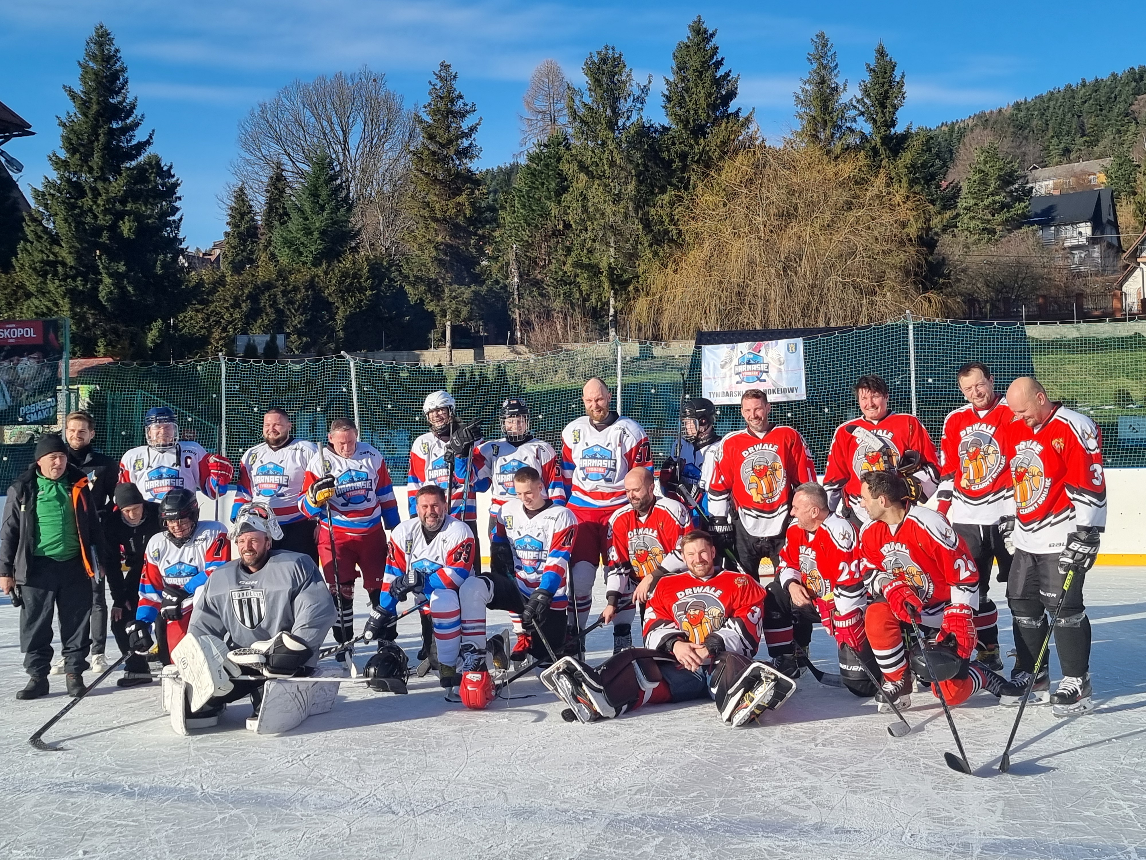Oficjalne otwarcie sezonu hokejowego 2025/2026 na tymbarskim lodowisku – mecz towarzyski TKH Harnasie – DRAWALE Czarny Dunajec