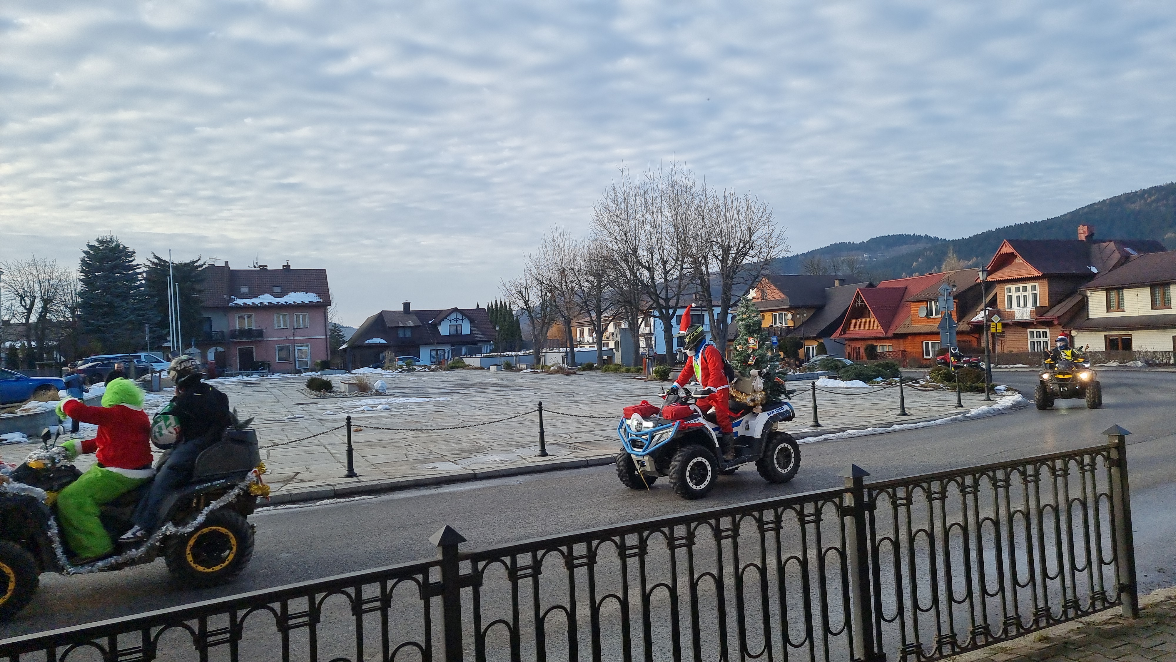 Przejazd orszaku po św.Mikołaja oraz św.Mikołaj z orszakiem podąża do dzieci na boisko w Tymbarku