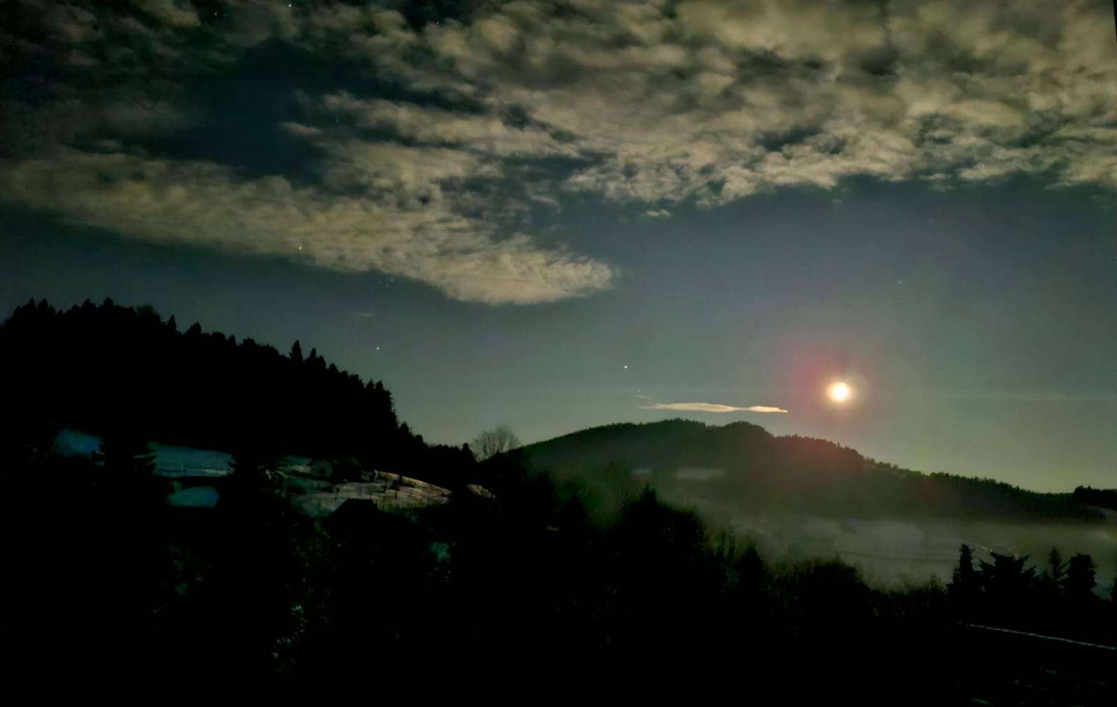 Czwartkowy zachód księżyca nad Zęzowem