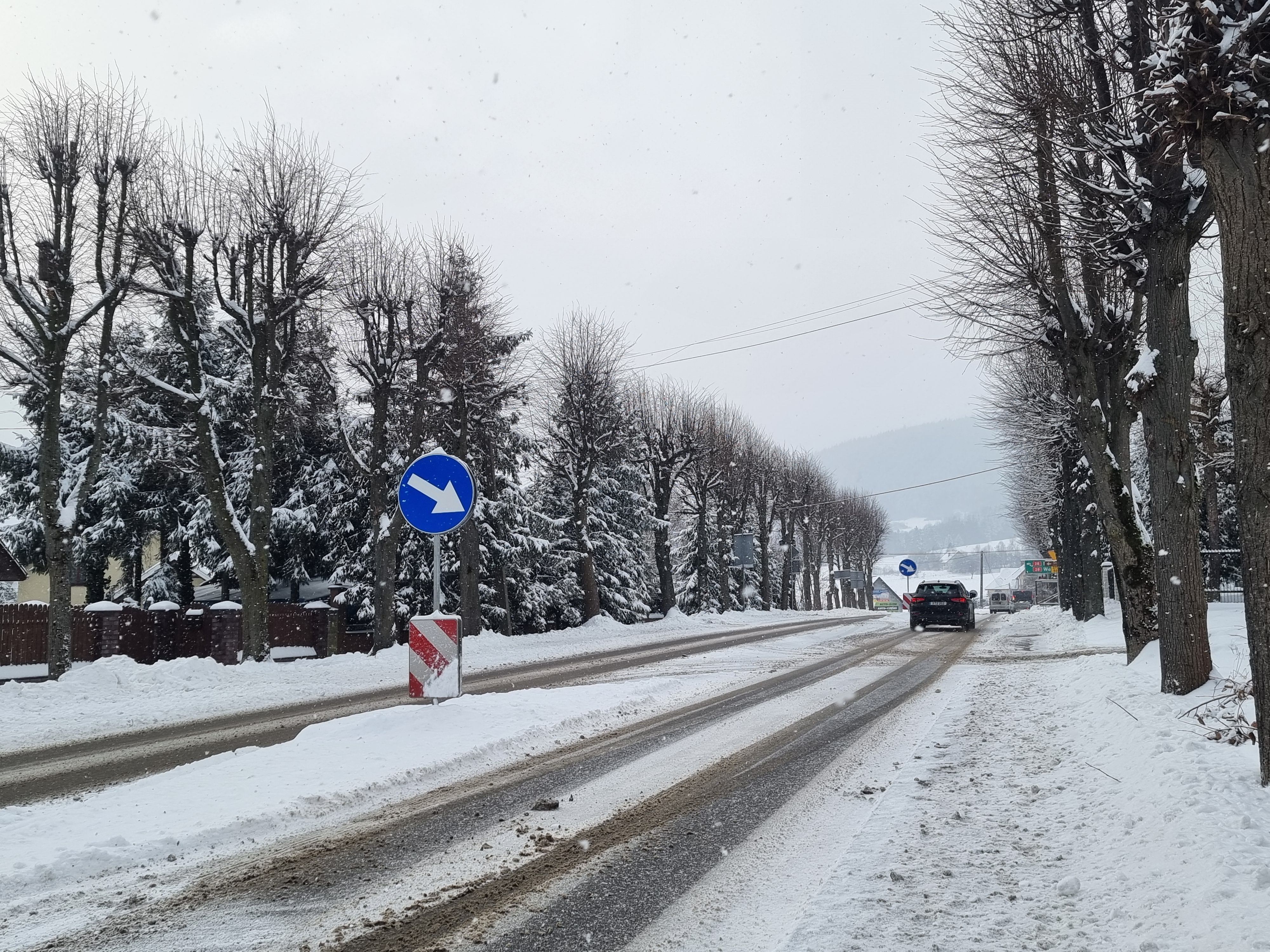 Tymbark – ulica Kazimierza Wielkiego po porannych środowych opadach