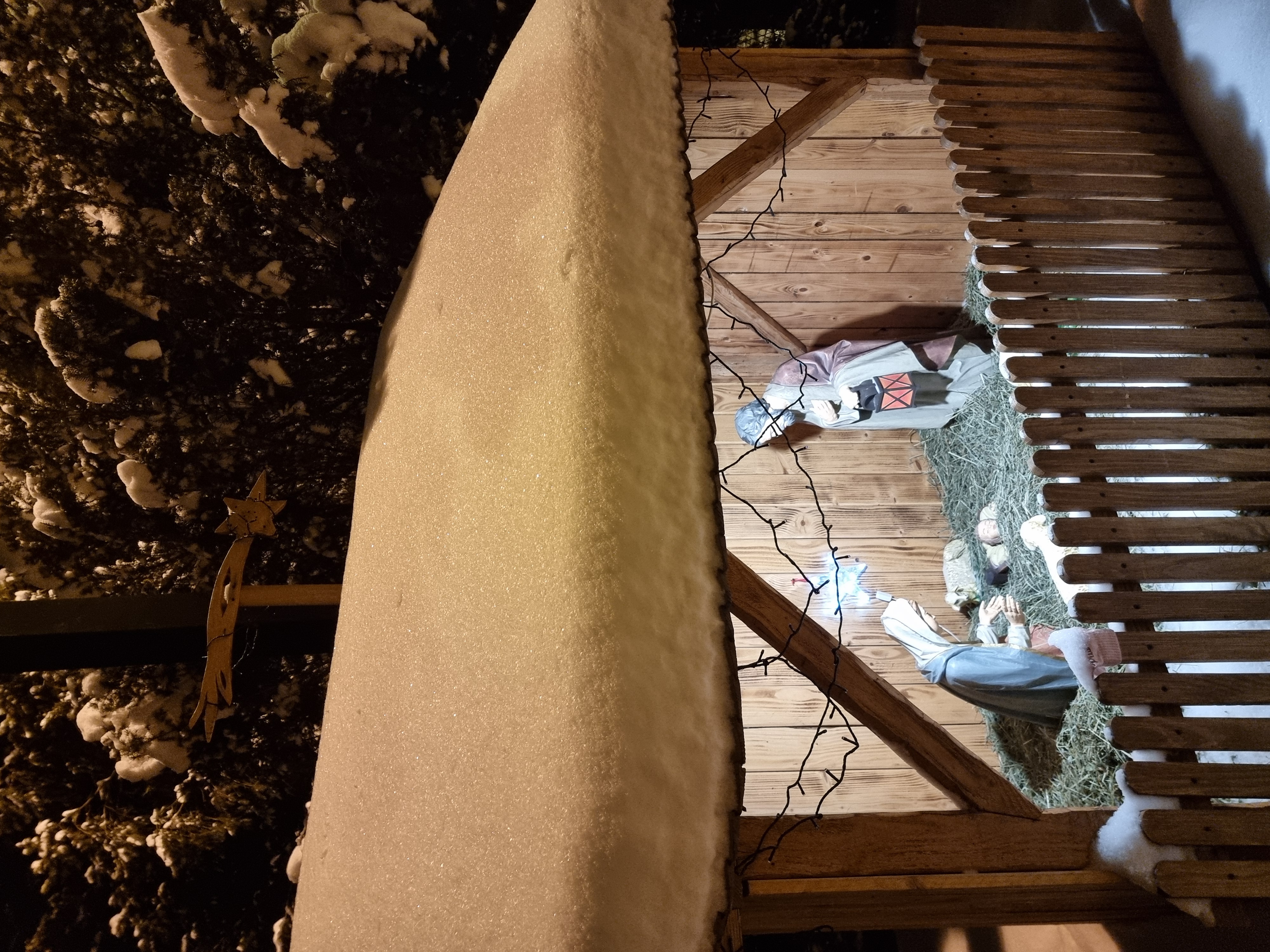 Szopka obok kościoła w Tymbarku