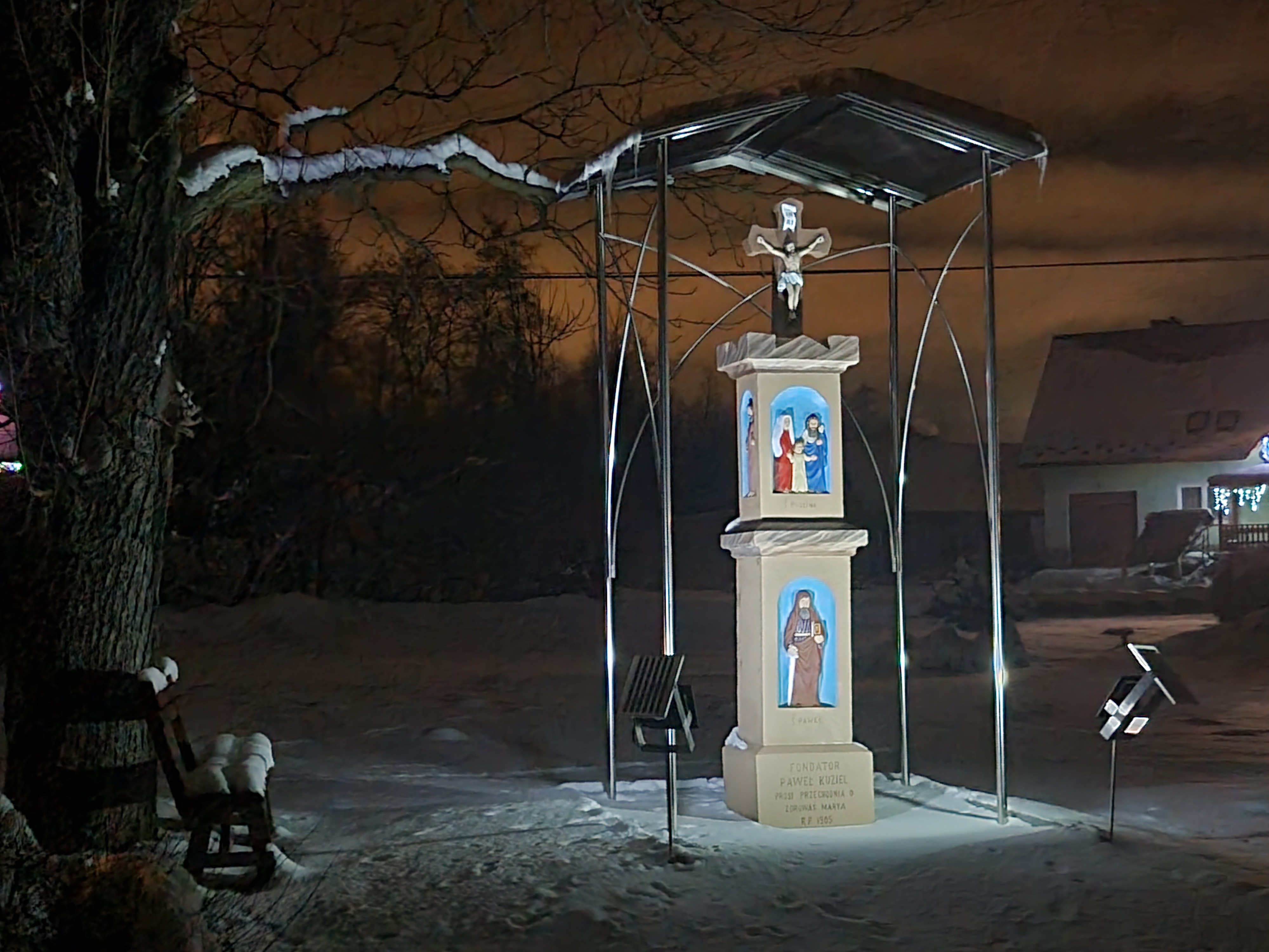 Podłopieńska kapliczka (przy drodze powiatowej w stronę Dobrej) w zimowej scenerii