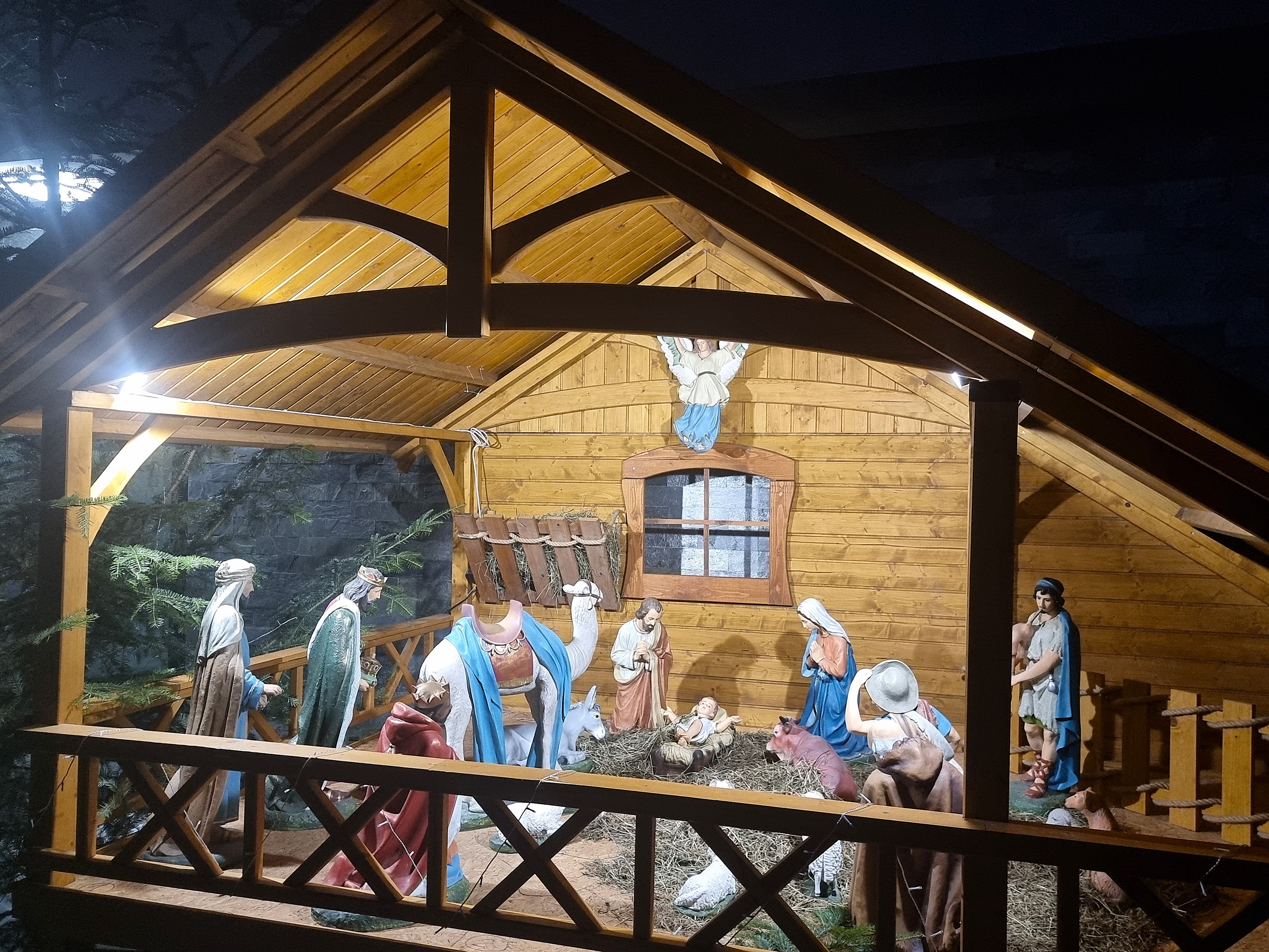 Szopka przed wejściem do kościoła parafialnego w Sowlinach