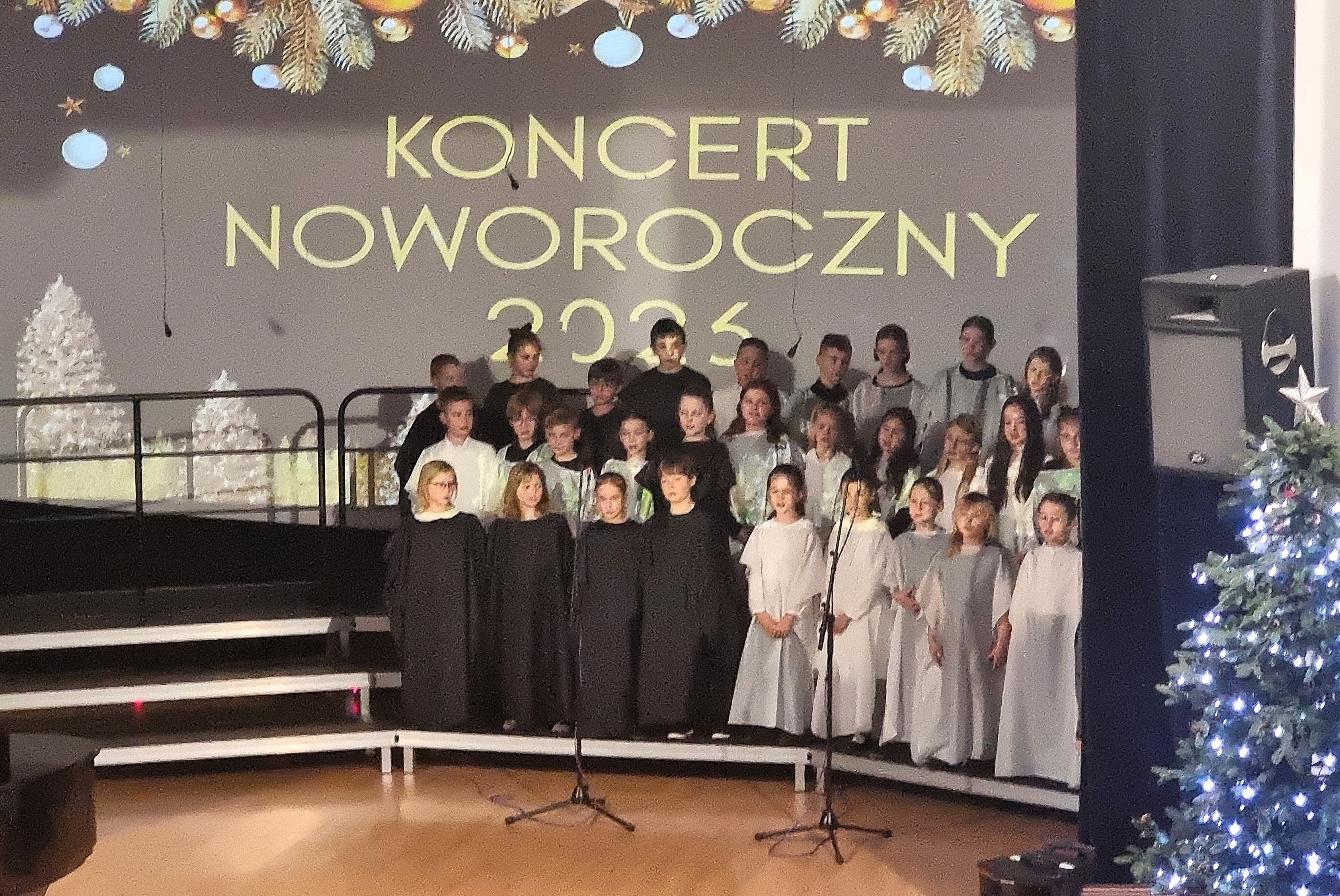 Społeczna Publiczna Szkoła Muzyczna w Tymbarku – Koncert Noworoczny 2026 – występ chóru dziecięcego