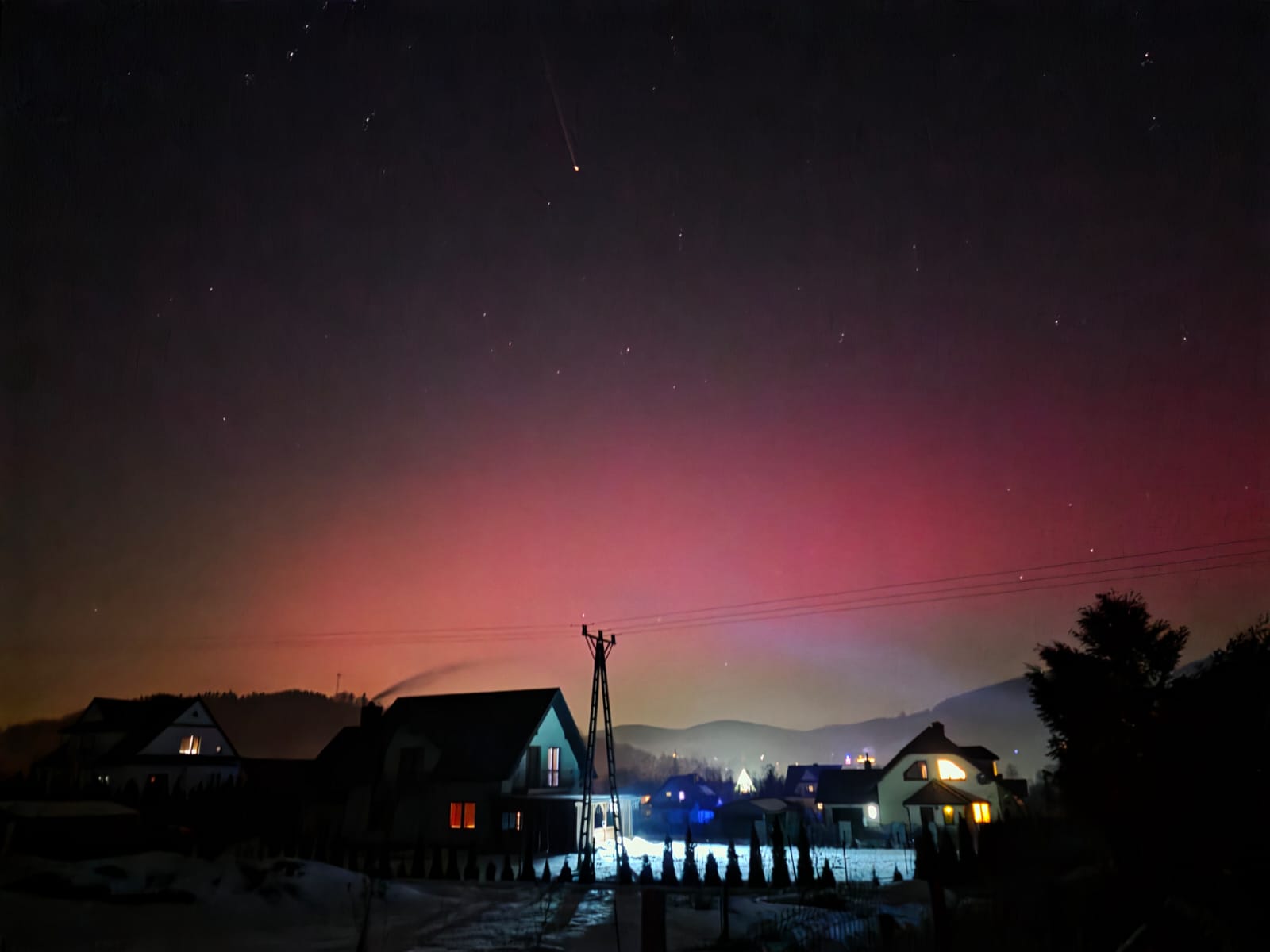 Poniedziałek, po godz.22, zorza widziana od strony Podłopienia