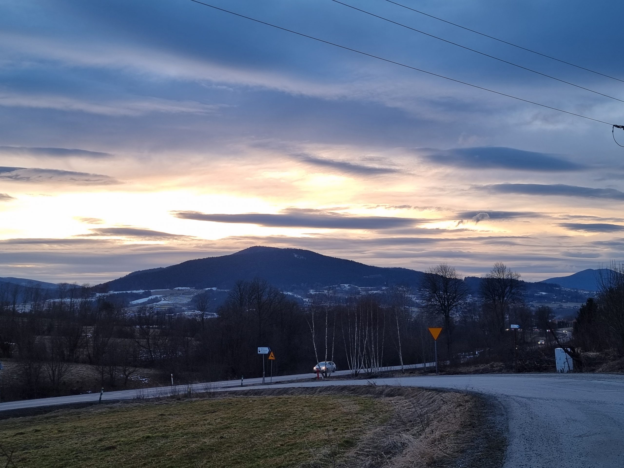 Mamy już dzień o 2 godziny dłuższy od najkrótszego. Tymbark, ok.16.50 (o zachodzie słońca)