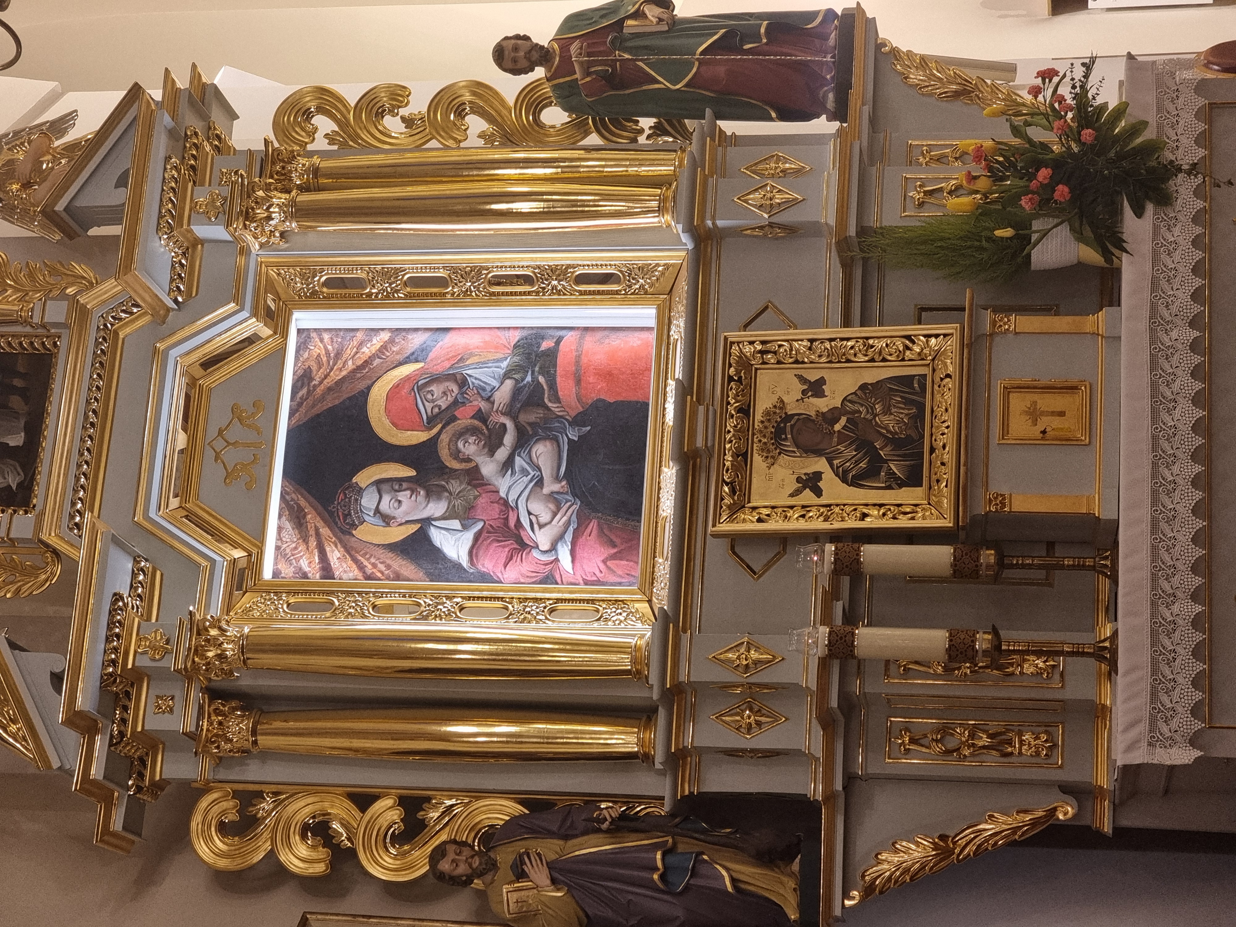 Kościół w Tymbarku: Obraz „Święta Anna Samotrzecia” po renowacji, a teraz dodatkowo po instalacji oświetlenia