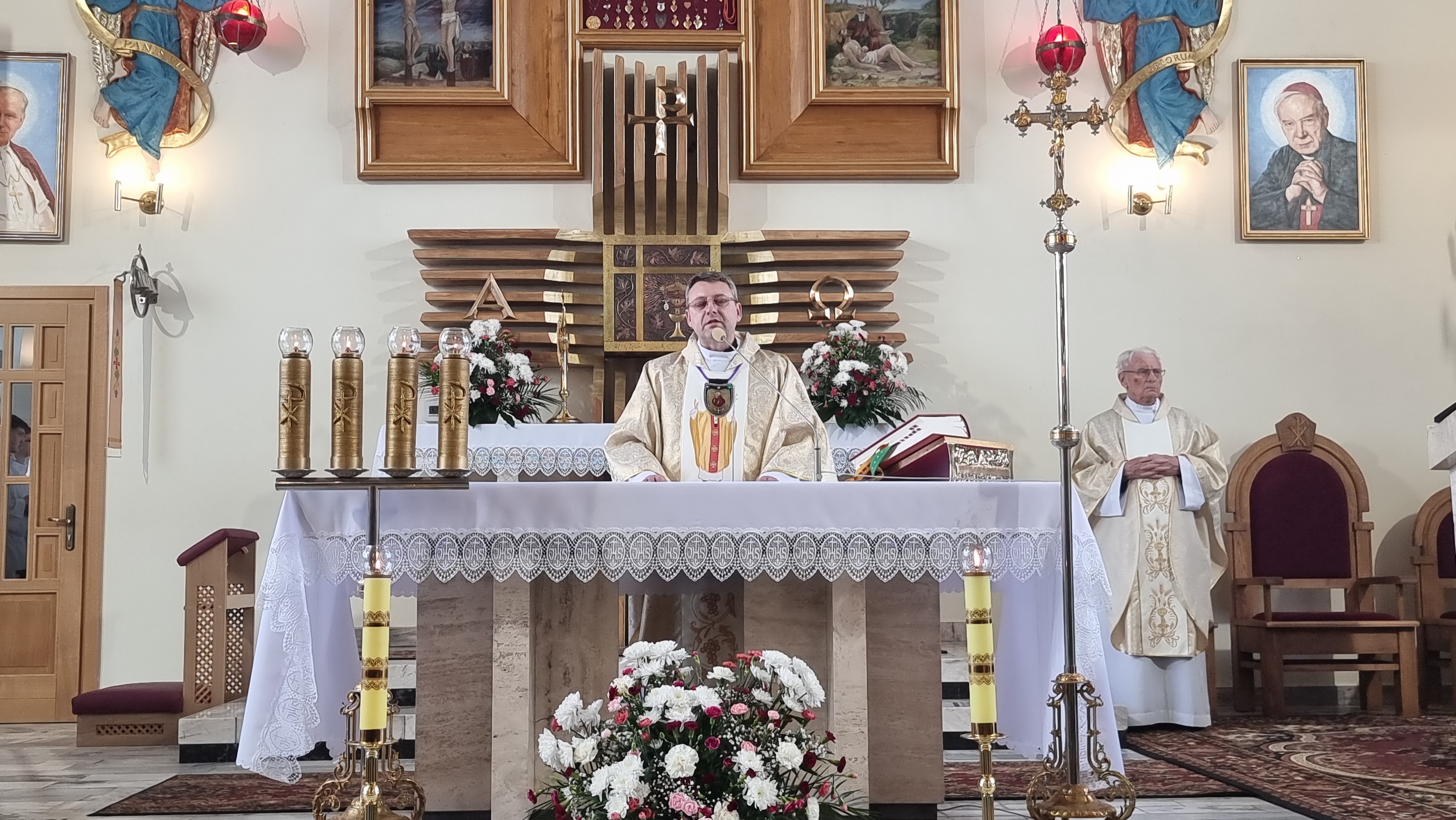 Erygowanie w Parafii Podłopień 25. Chorągwi Zakonu Rycerzy św. Jana Pawła II Wielkiego – Msza święta (galeria zdjęć)