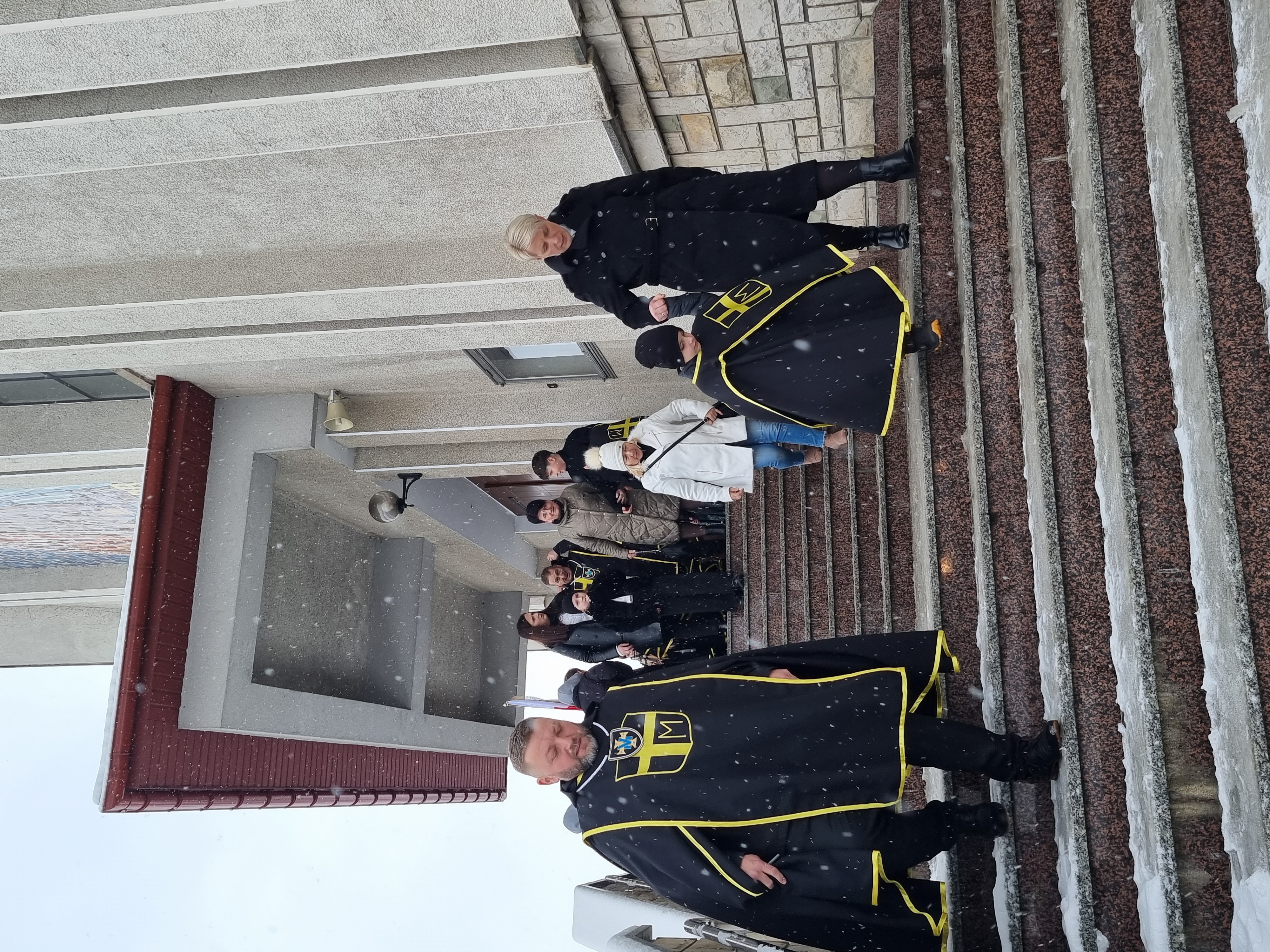 Erygowanie w Parafii Podłopień 25. Chorągwi Zakonu Rycerzy św. Jana Pawła II Wielkiego – przy pomniku św.Jana Pawła II (galeria zdjęć)