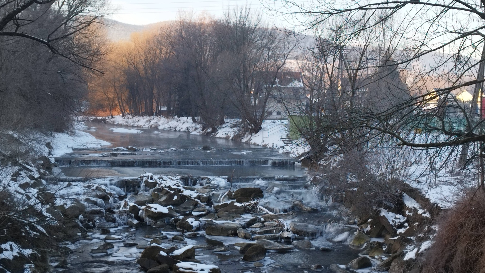 Minus 13 – Tymbark, rzeka Łososina w sobotni poranek