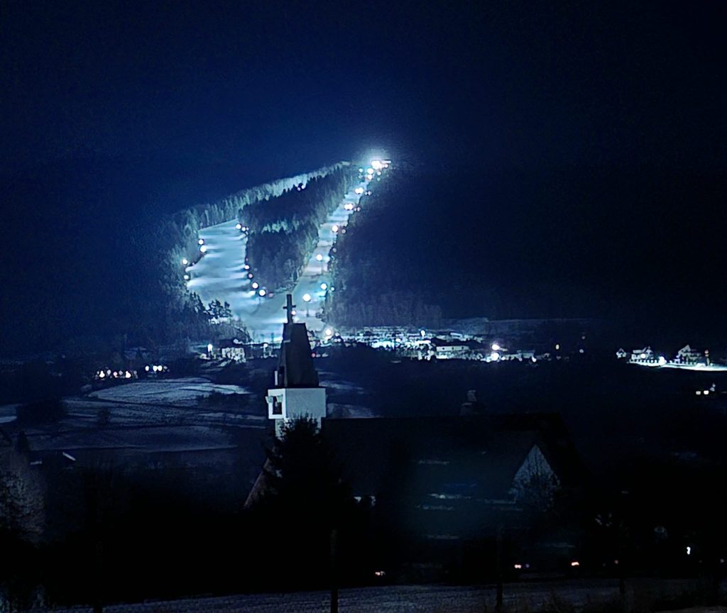 Wyciąg narciarski na stoku góry Śnieżnica (Kasina Wielka)