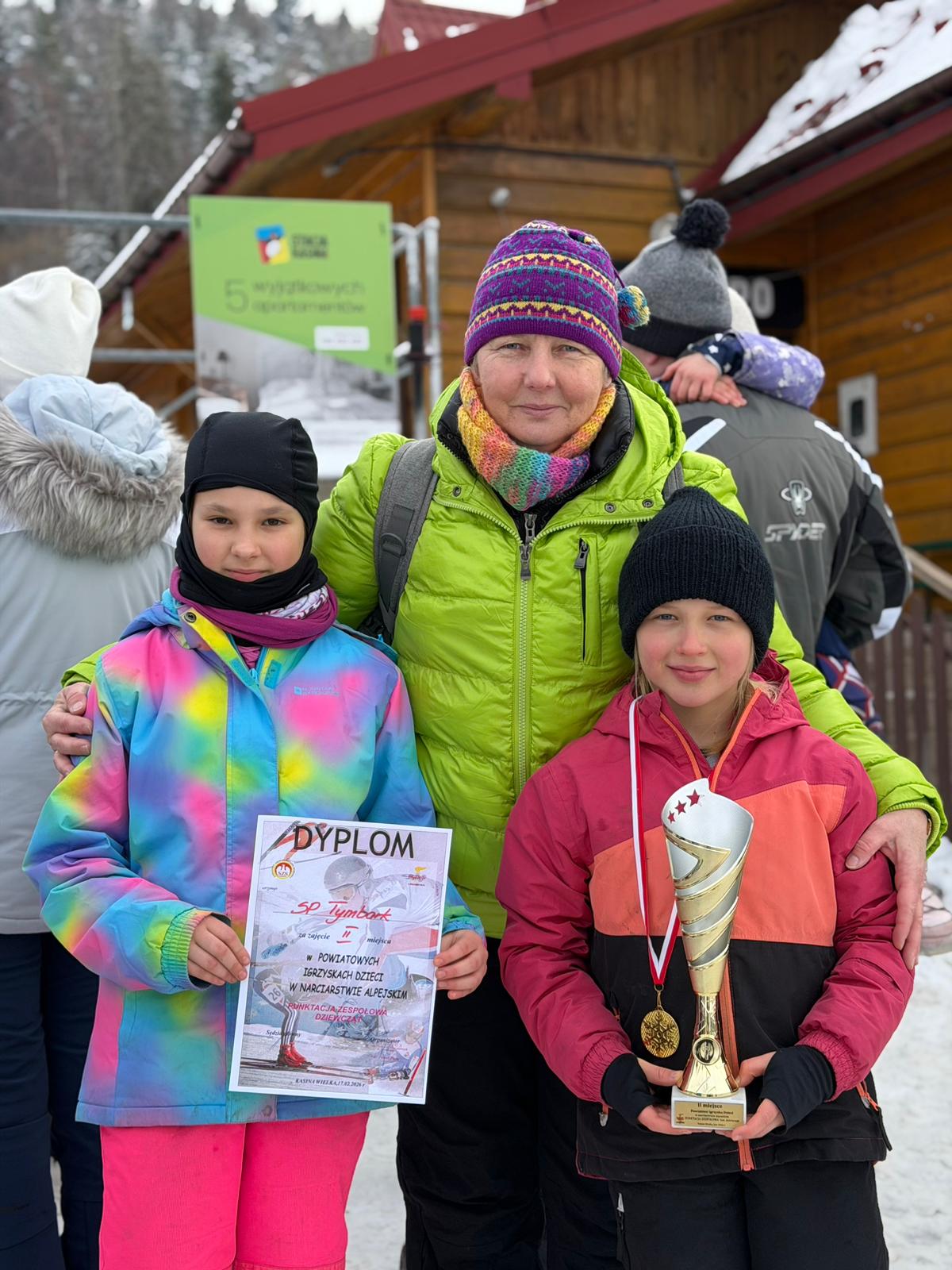 Uczennice ze SP w Tymbarku na podium w Powiatowych Igrzyskach Dzieci w w narciarstwie alpejskim!