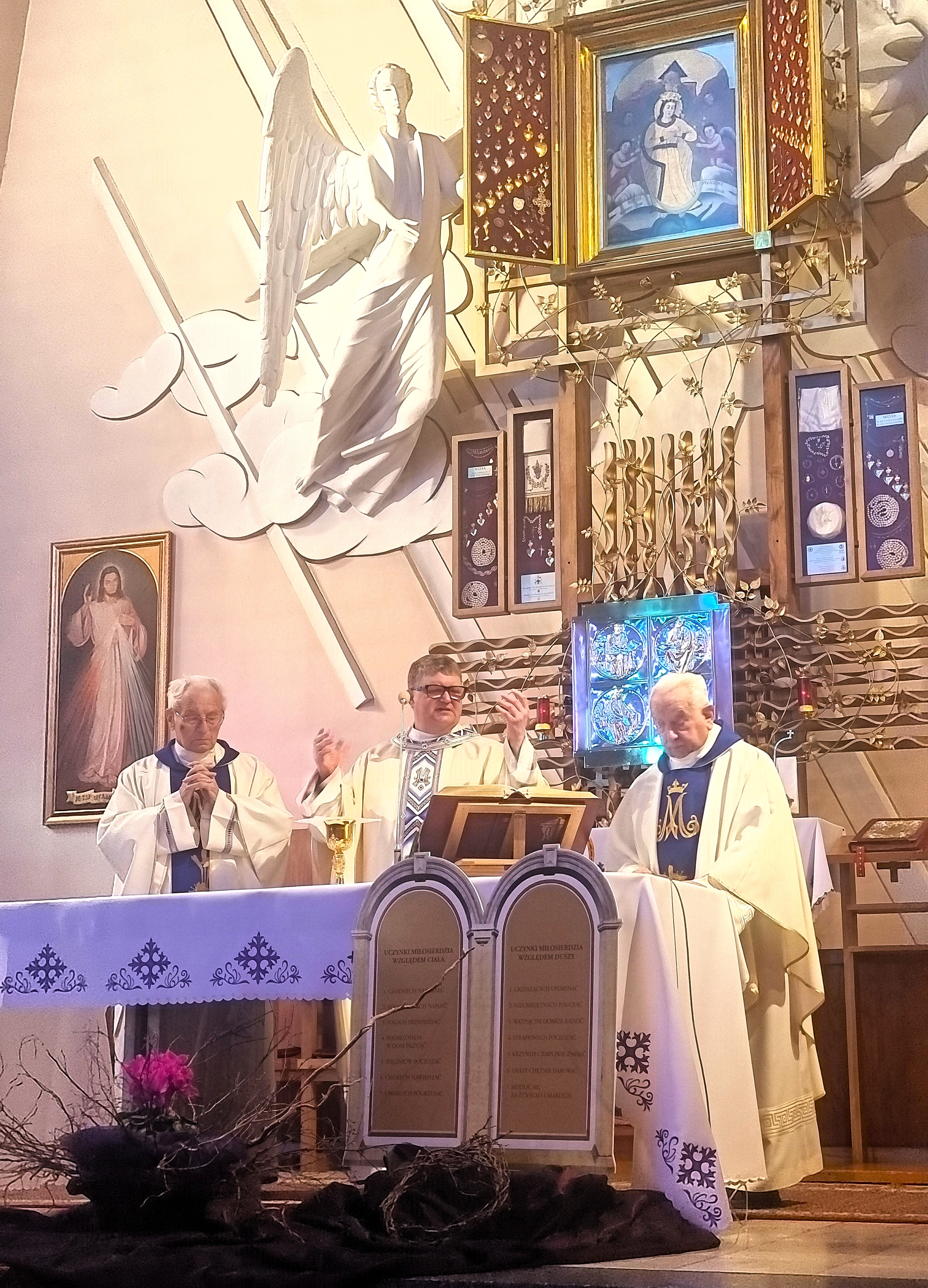 Pasierbiec: pierwsza sobota marca 2026, Mszę św. sprawuje nowo mianowany dziekan dekanatu ujanowickiego kustosz ks.Bogdan Stelmach oraz kapłani Franciszek Malarz i ks. Adam Mokrzycki