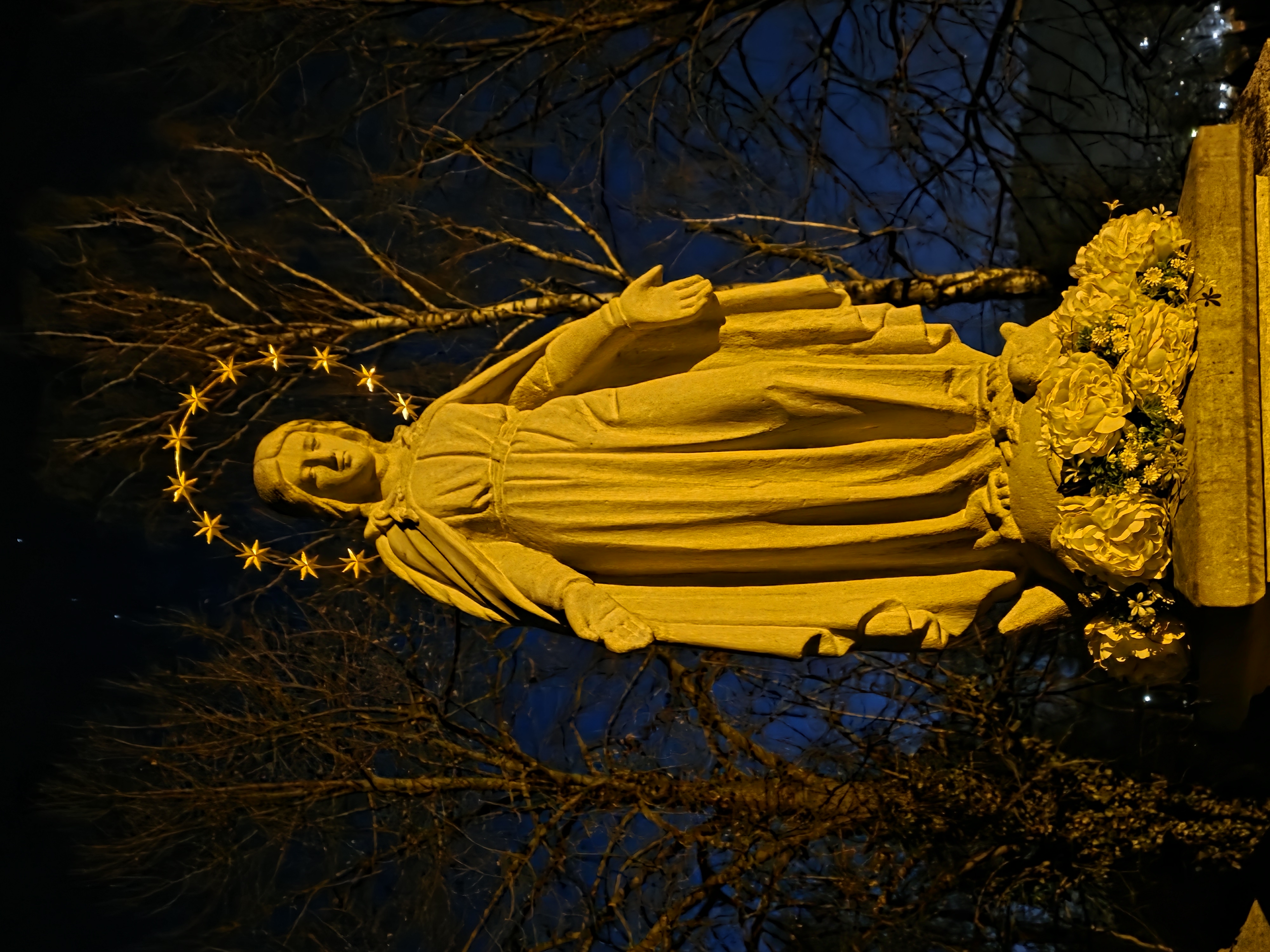 Figura Matki Bożej przy „górnym” wejściu na tymbarski cmentarz