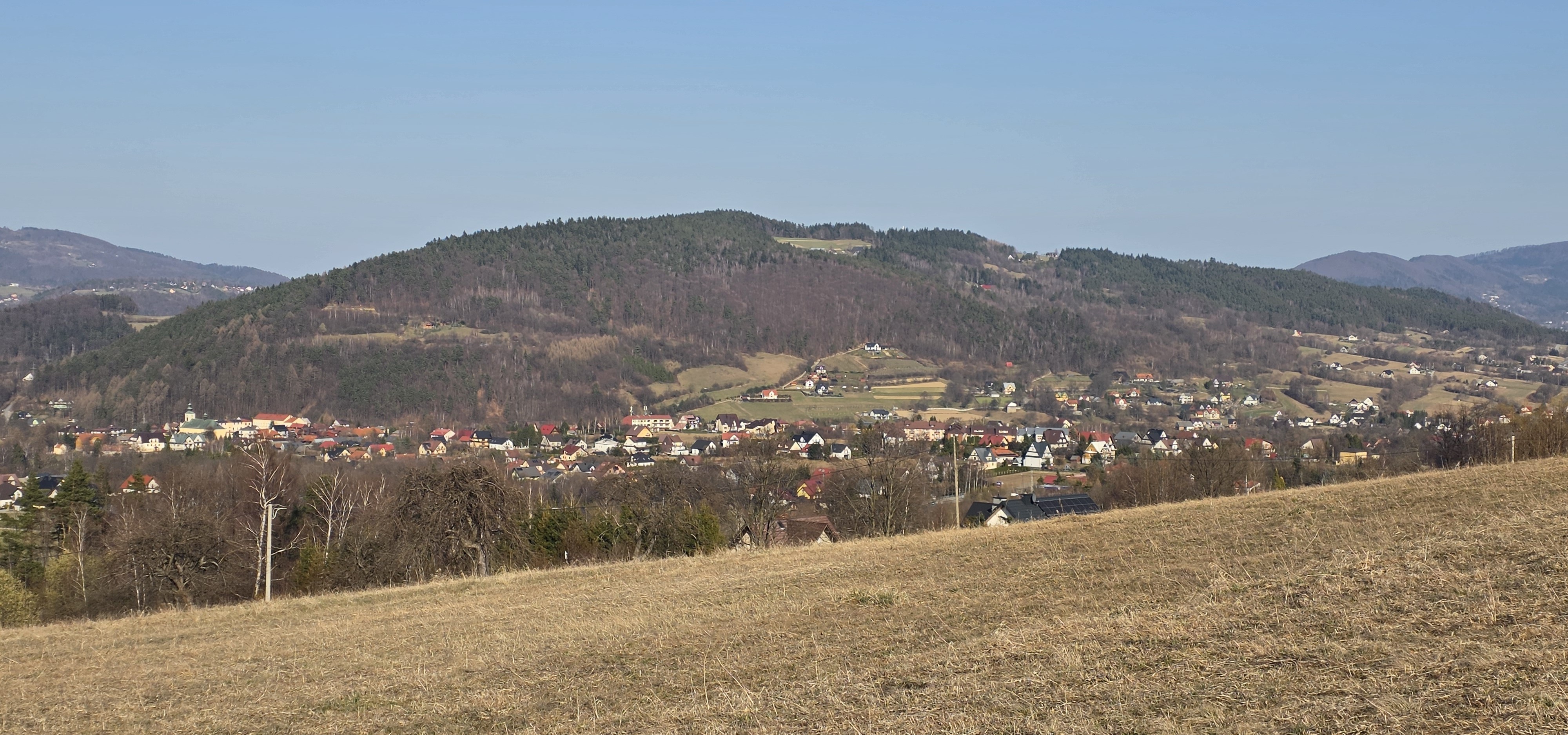 Tymbark, wieś pod górą Paproć