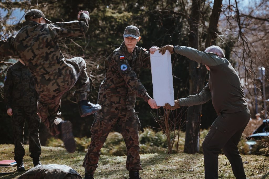 Pokaz tymbarskich strzelców podczas Dnia Otwartego w Zespole Szkół im.KEN w Tymbarku