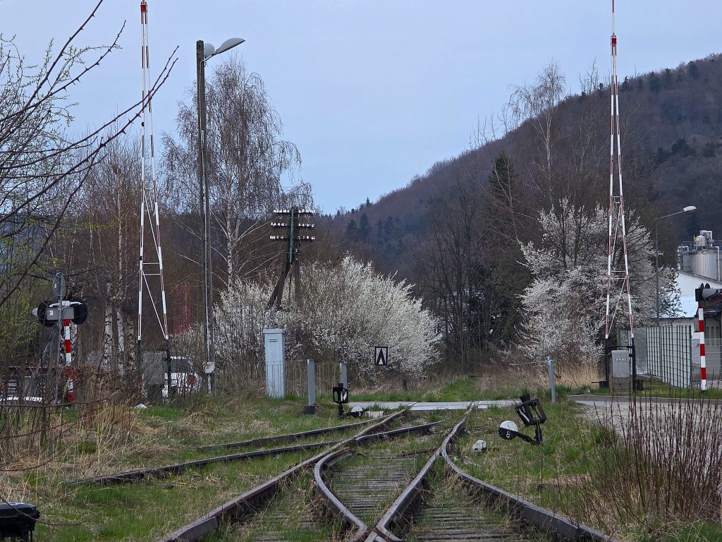 Tymbark, i kolejowo i wiosennie